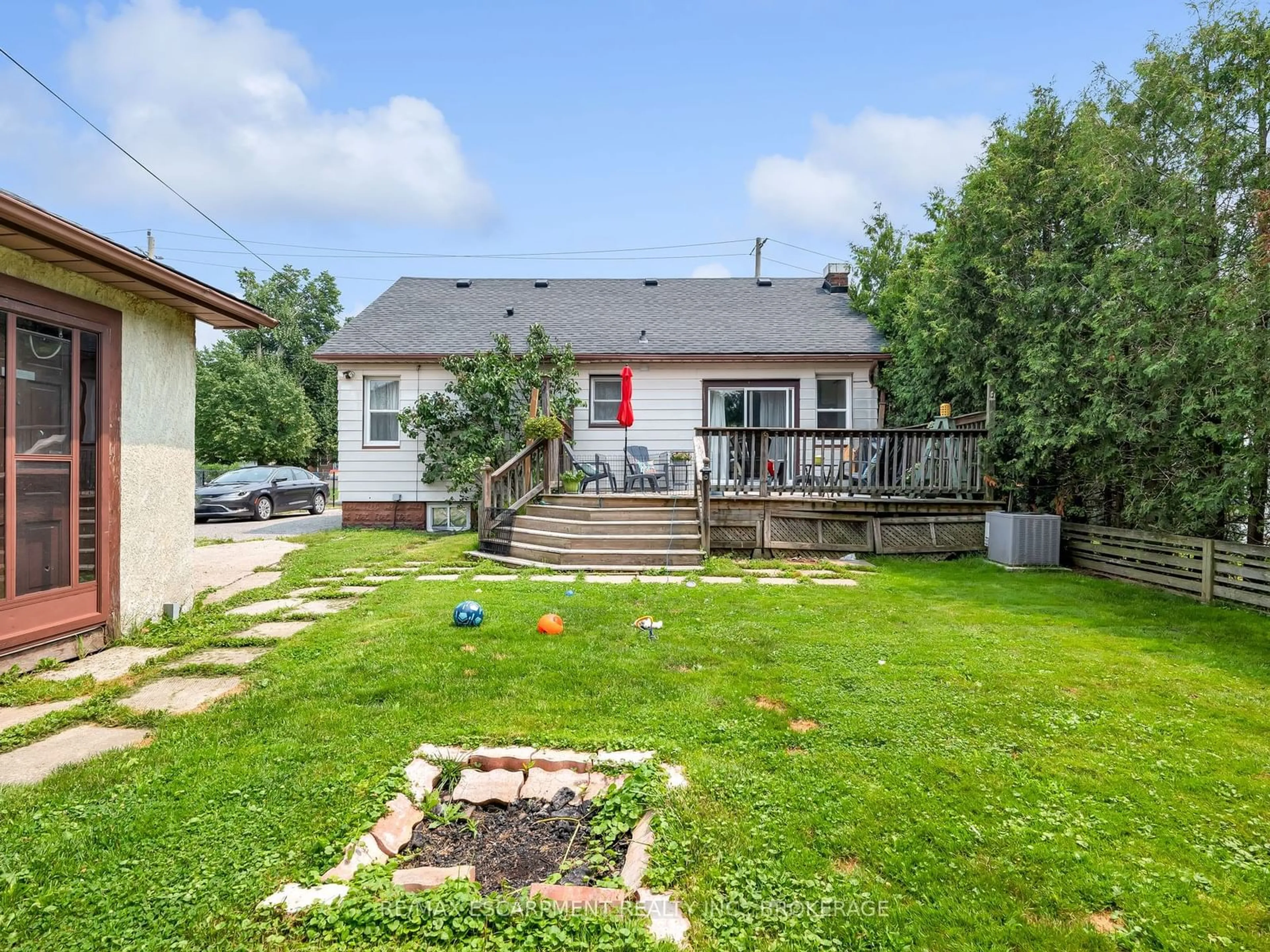 A pic from outside/outdoor area/front of a property/back of a property/a pic from drone, street for 46 COMMERCIAL St, Welland Ontario L3B 2P4