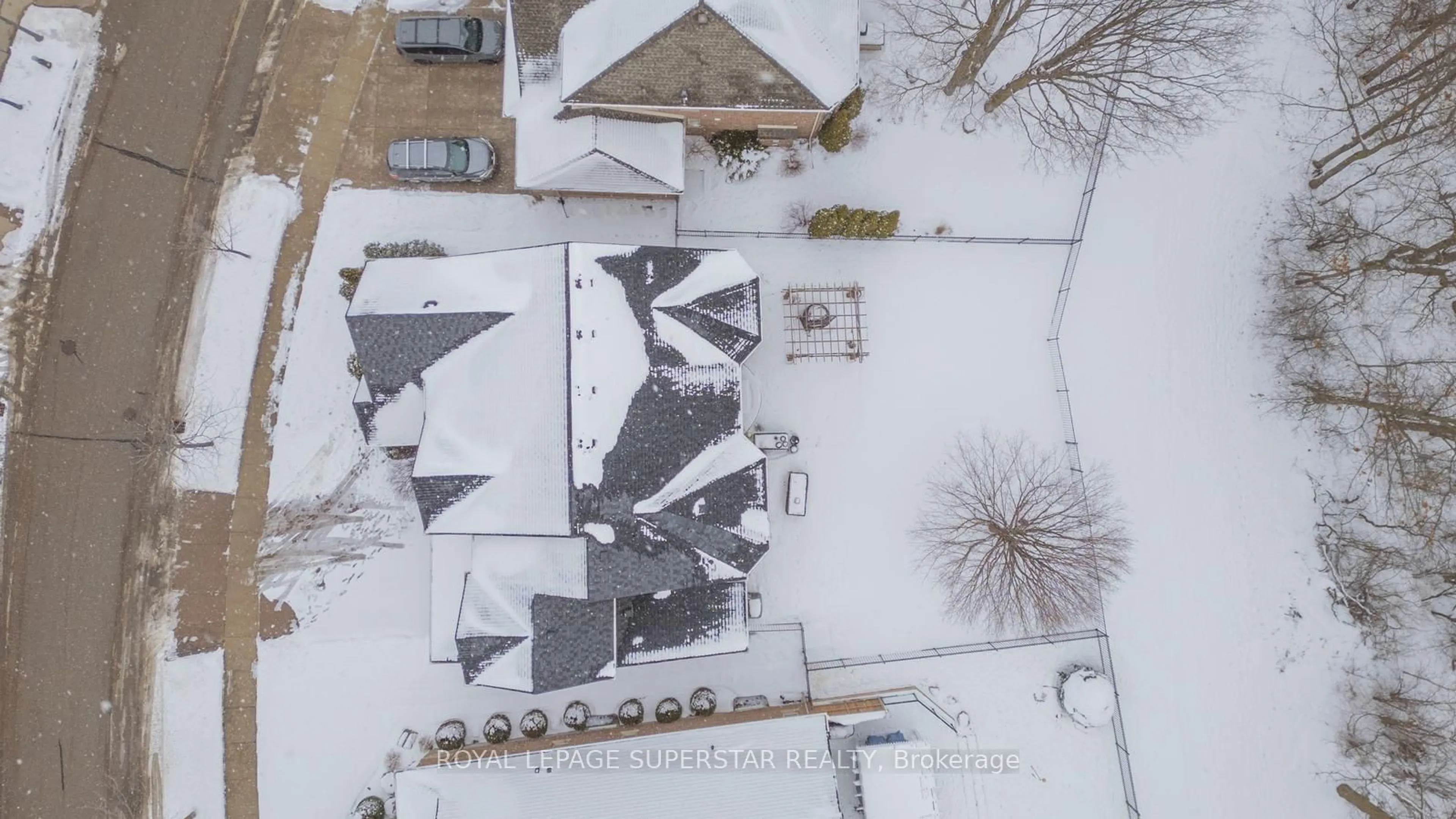 A pic from outside/outdoor area/front of a property/back of a property/a pic from drone, unknown for 220 EDGEWATER Cres, Kitchener Ontario N2A 4M2