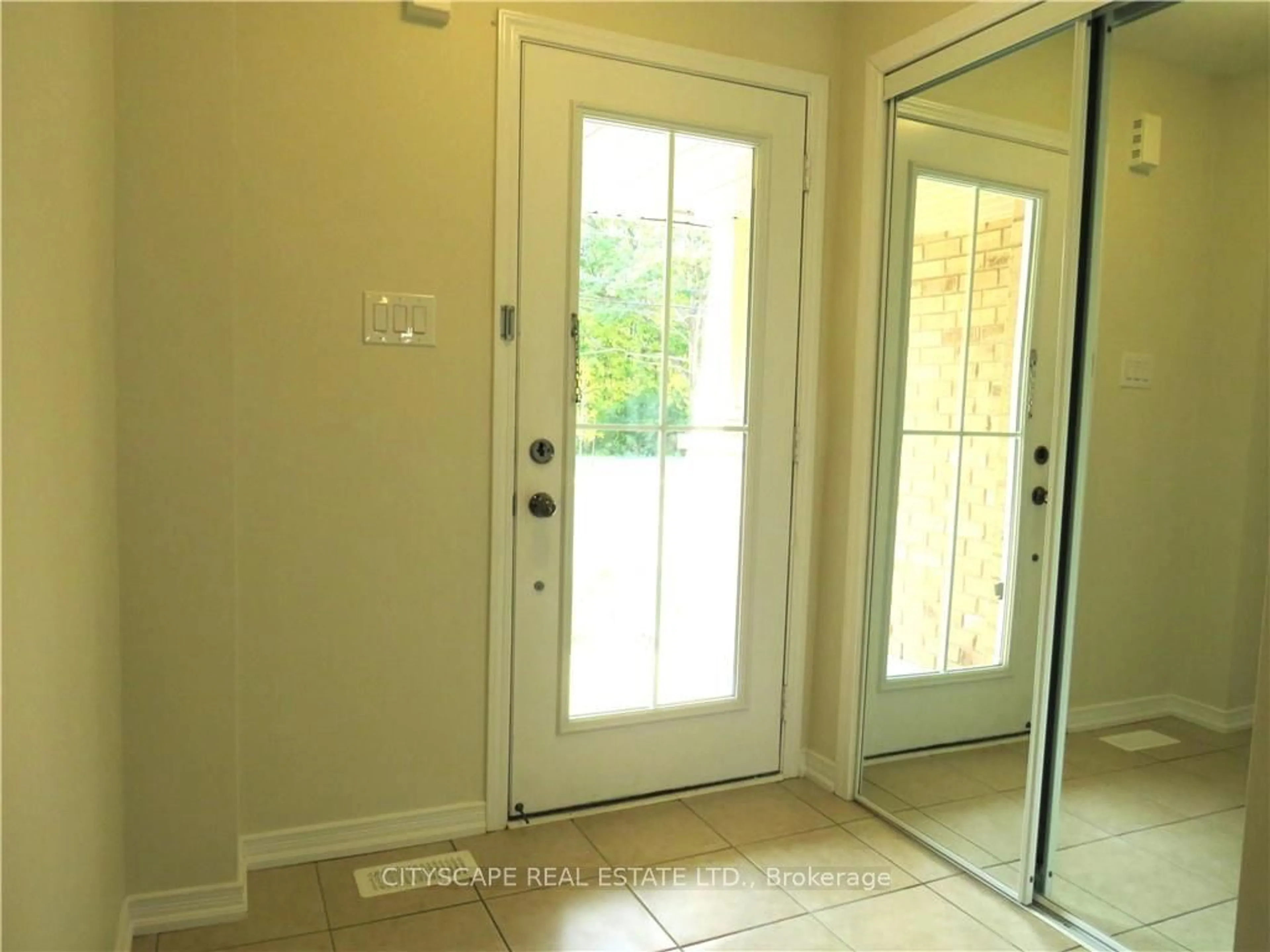 Indoor entryway for 7771 White Pine Cres, Niagara Falls Ontario L2H 3R5