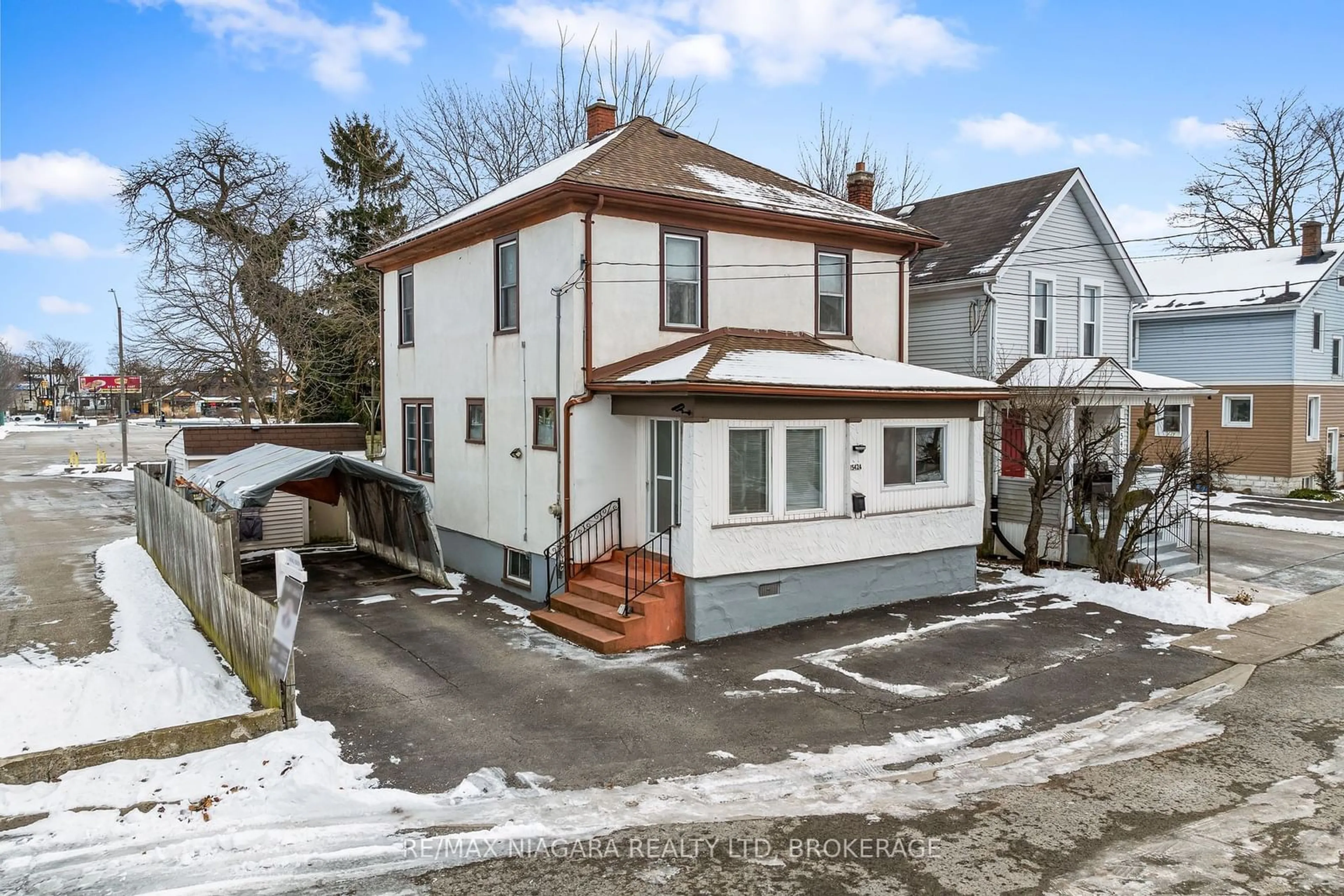 A pic from outside/outdoor area/front of a property/back of a property/a pic from drone, street for 5424 Second Ave, Niagara Falls Ontario L2G 3M2