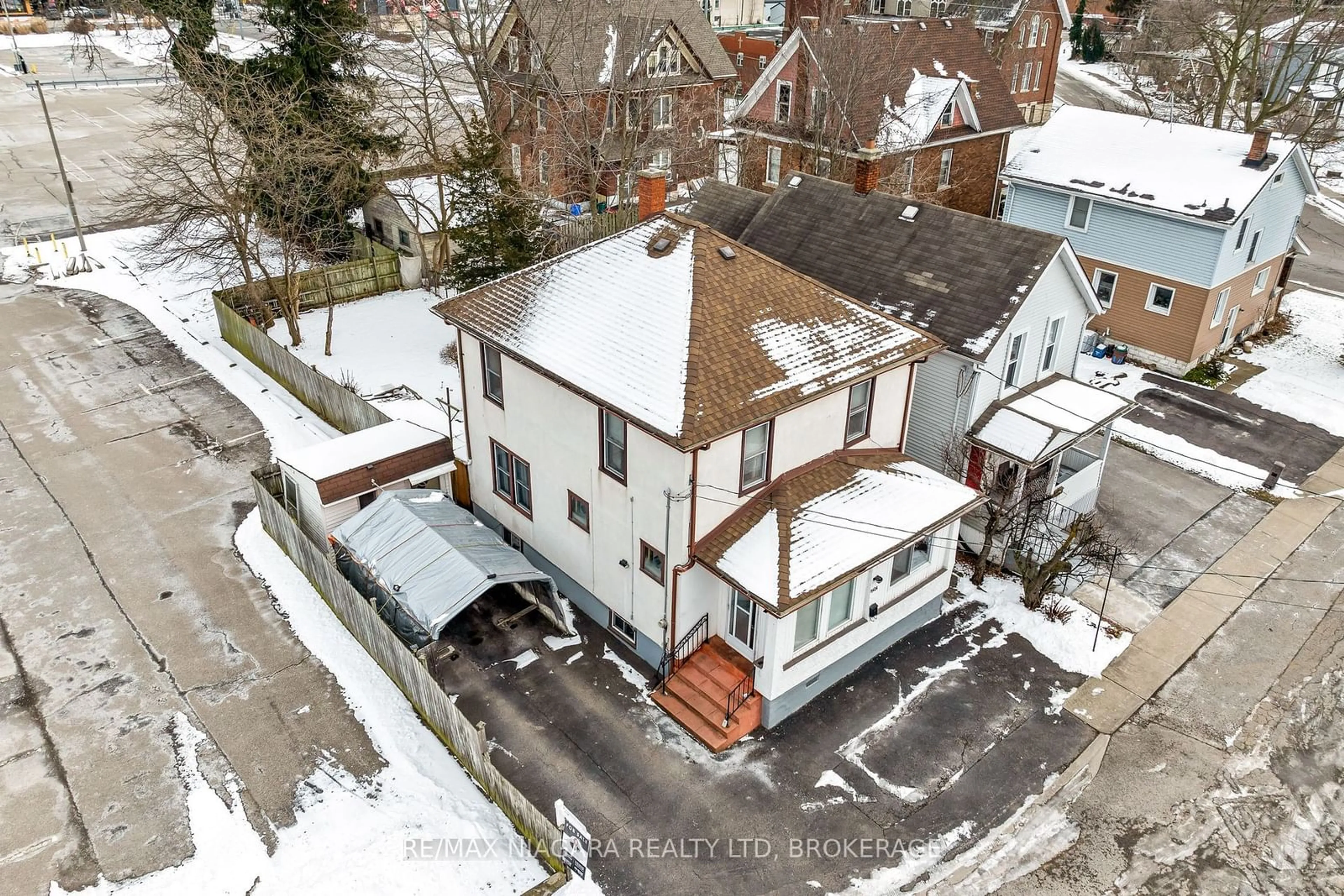 A pic from outside/outdoor area/front of a property/back of a property/a pic from drone, street for 5424 Second Ave, Niagara Falls Ontario L2G 3M2