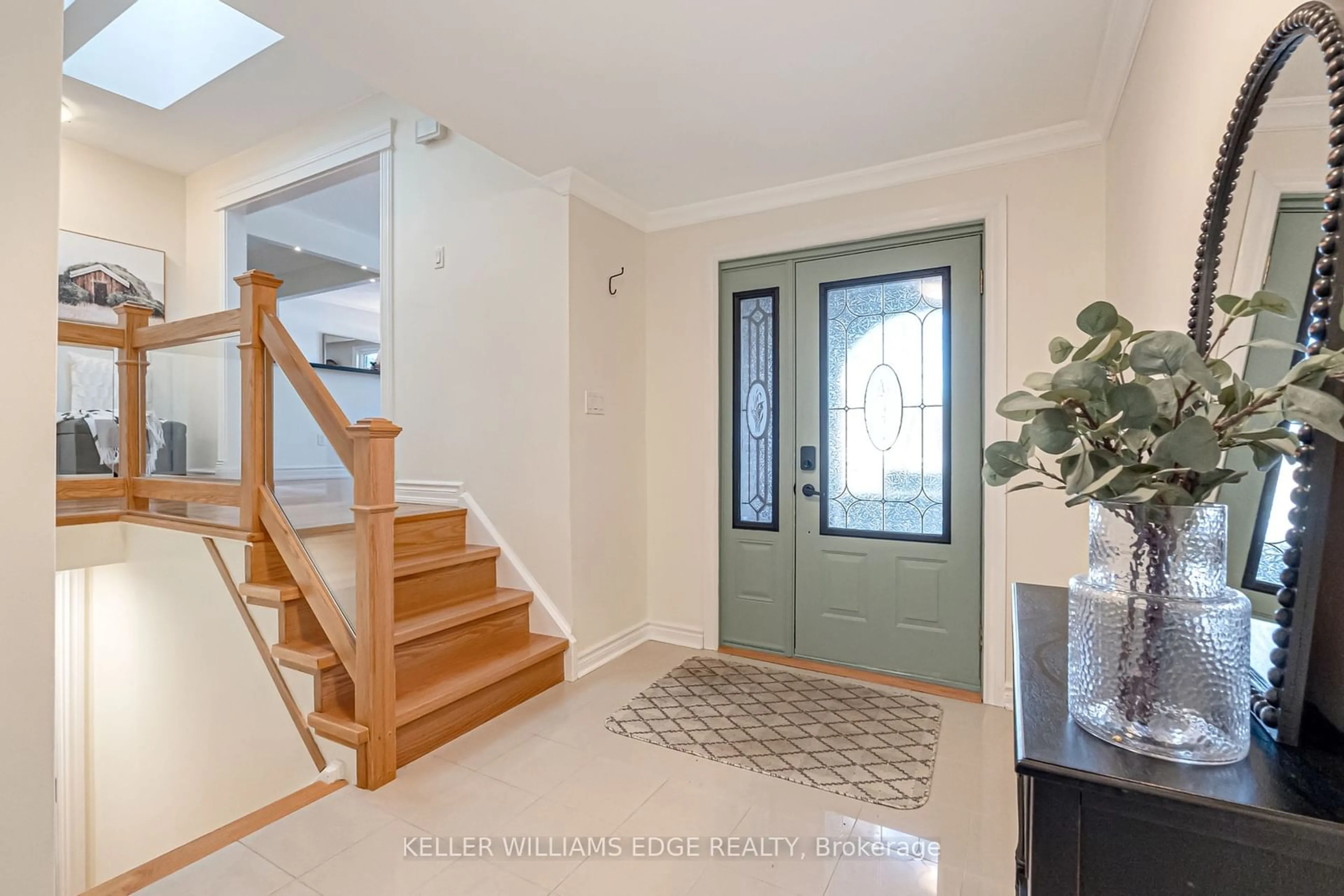 Indoor entryway for 15 Laurendale Ave, Hamilton Ontario L8B 0B3