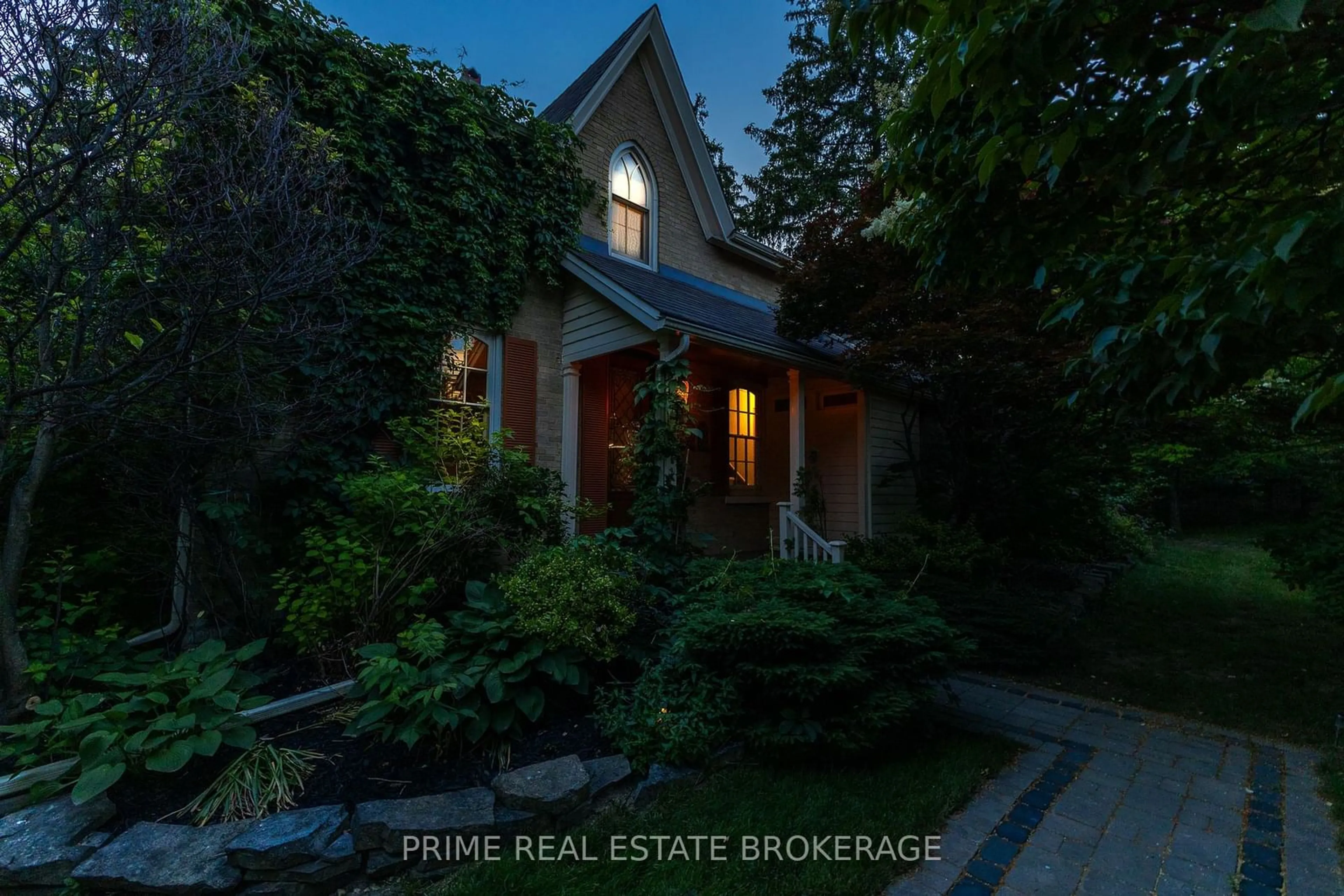 A pic from outside/outdoor area/front of a property/back of a property/a pic from drone, street for 1499 Westdel Bourne Rd, London Ontario N6K 4R1