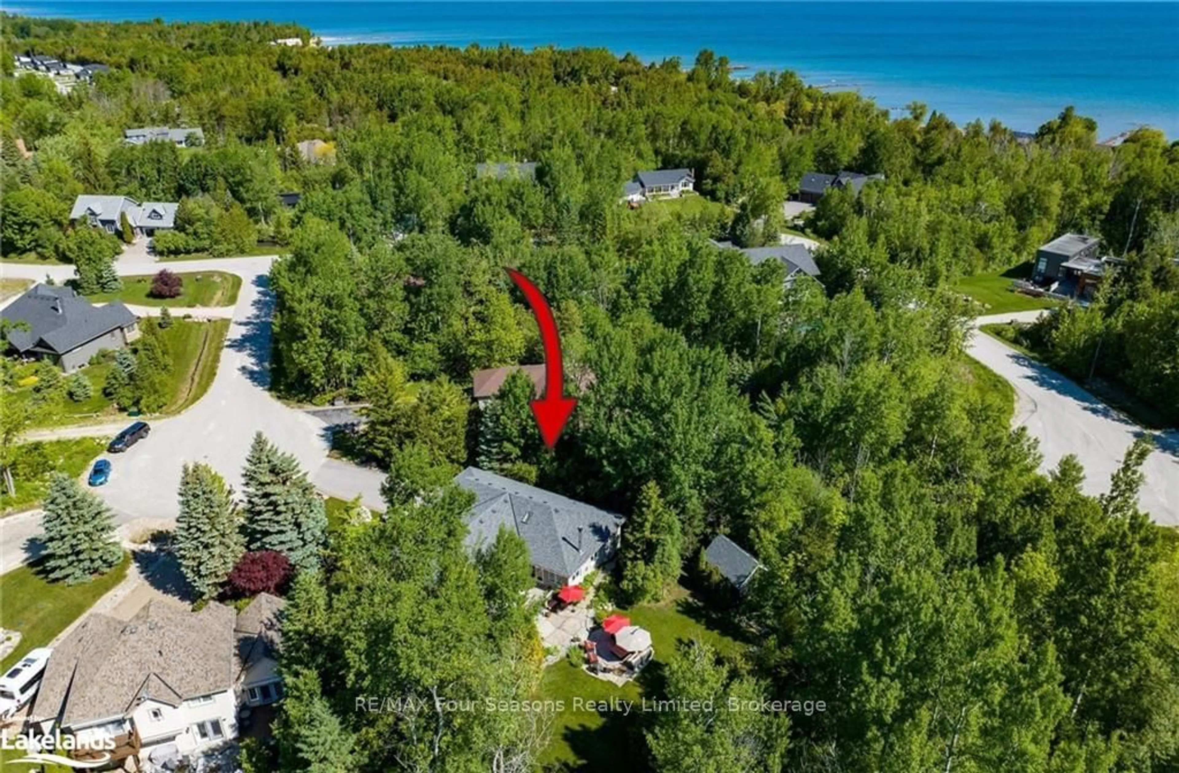 A pic from outside/outdoor area/front of a property/back of a property/a pic from drone, water/lake/river/ocean view for 110 Scotts Crt, Blue Mountains Ontario N0H 1J0