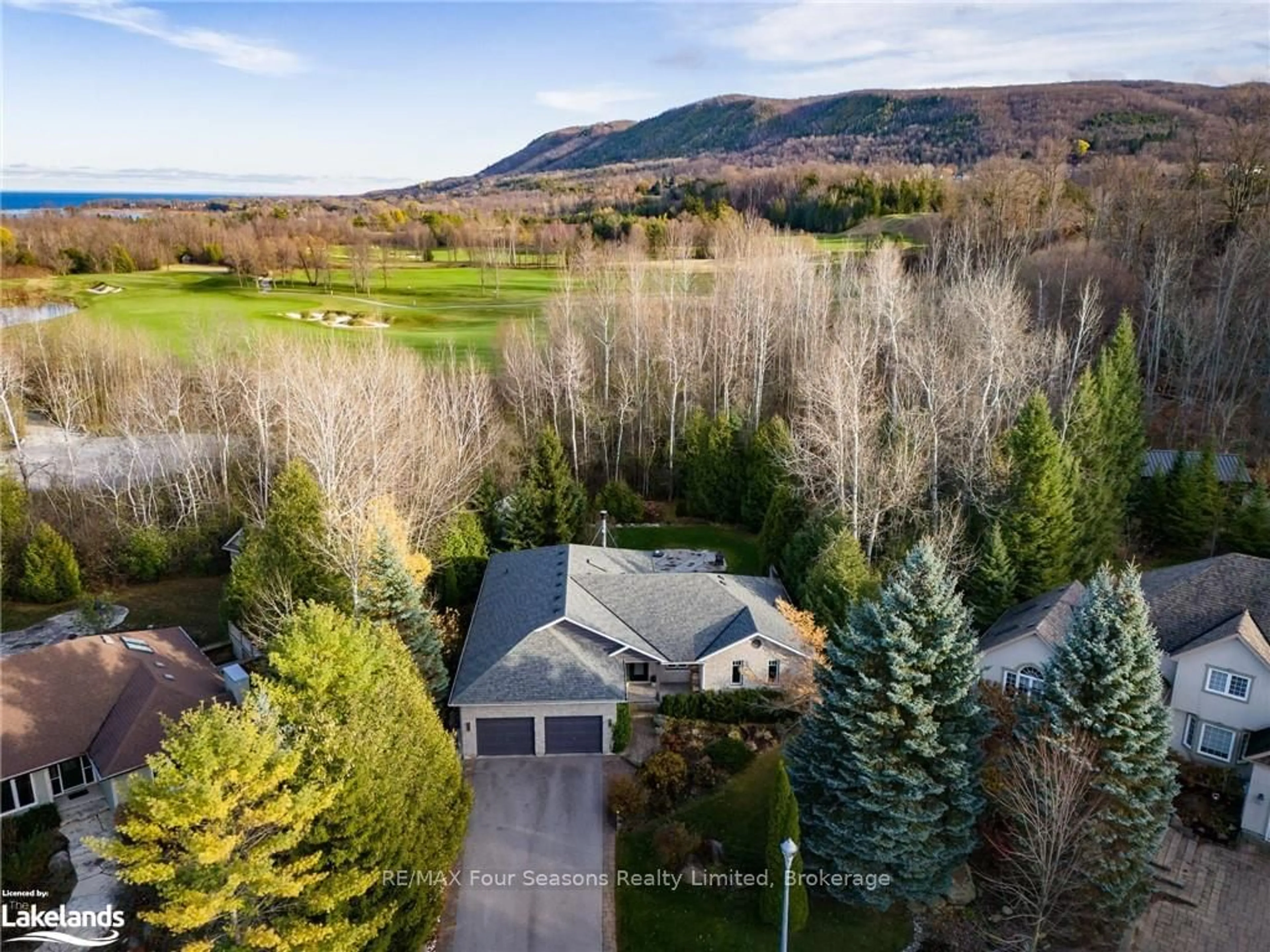 A pic from outside/outdoor area/front of a property/back of a property/a pic from drone, mountain view for 110 Scotts Crt, Blue Mountains Ontario N0H 1J0