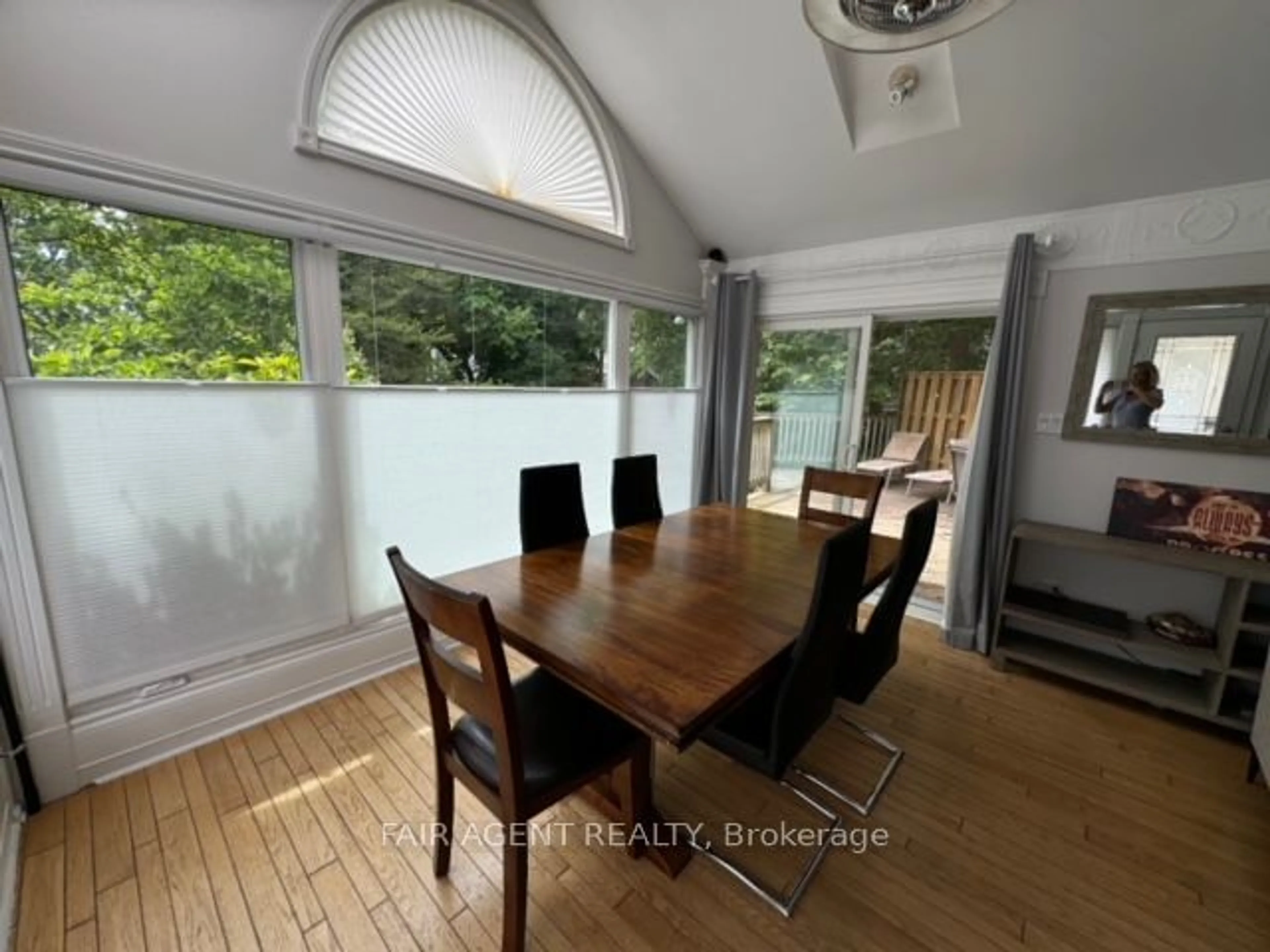 Dining room, wood/laminate floor for 16 WOODWARD Ave, London Ontario N6H 2G7