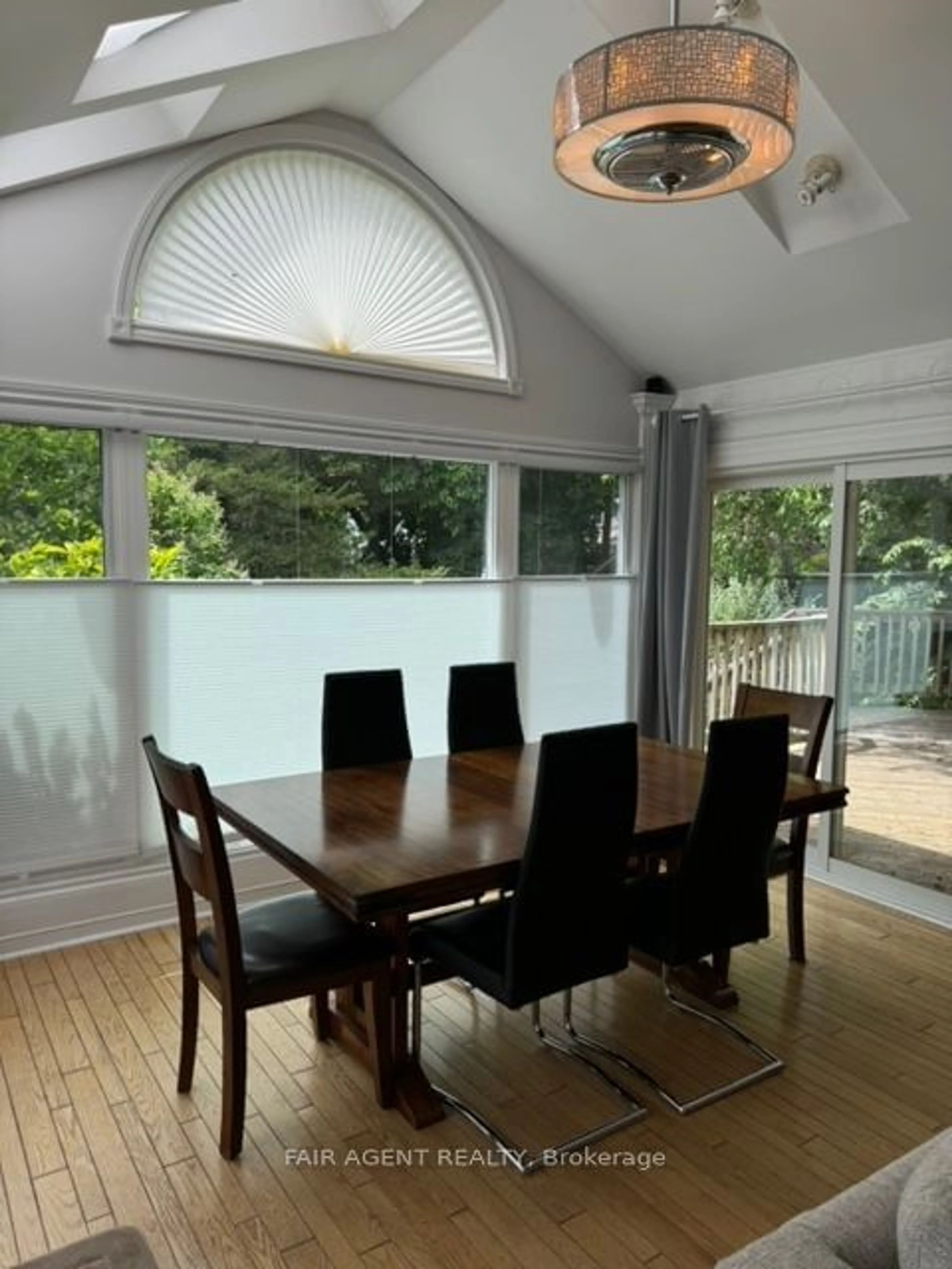 Dining room, wood/laminate floor for 16 WOODWARD Ave, London Ontario N6H 2G7