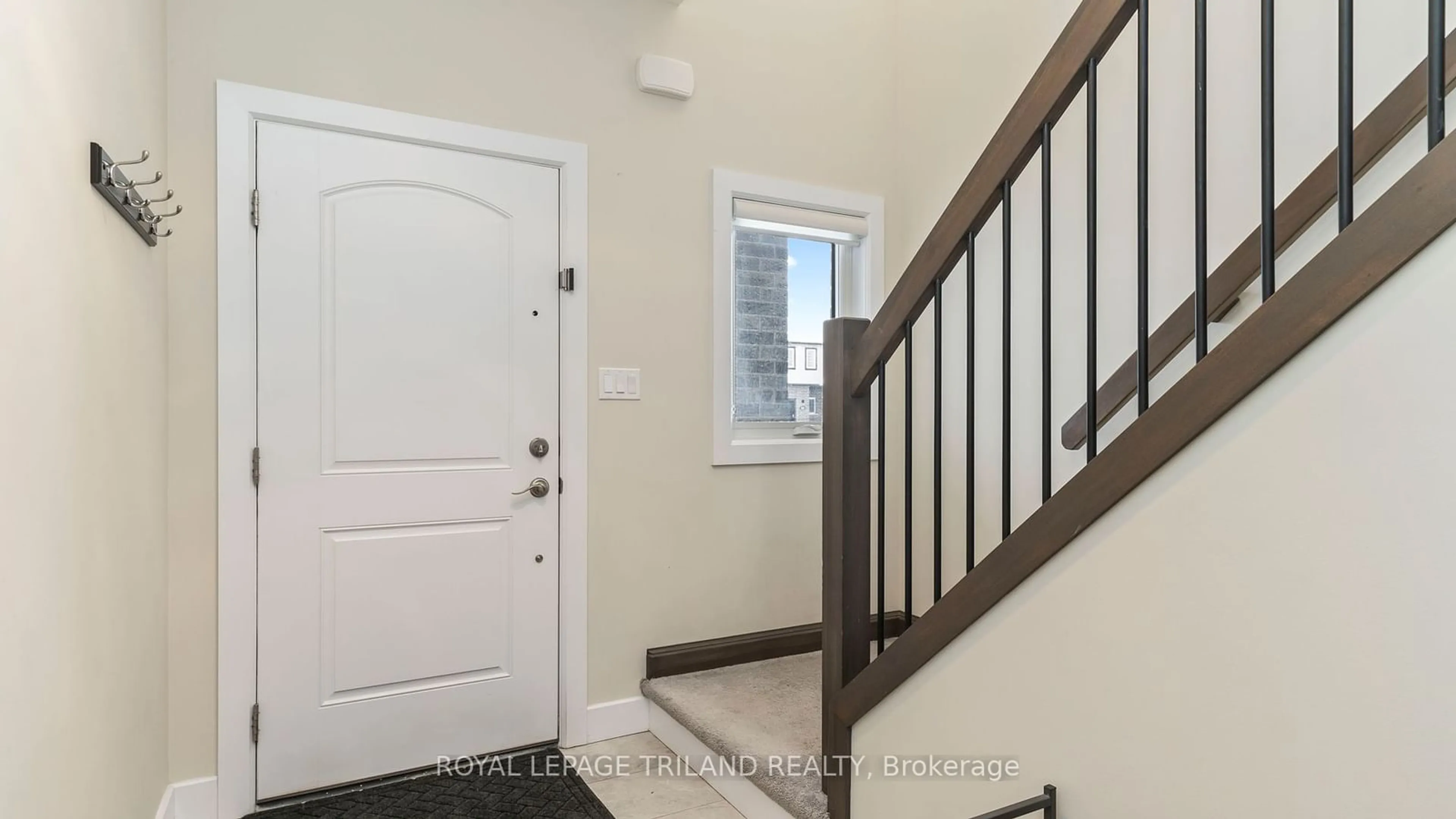 Indoor entryway for 1332 TWILITE Blvd, London Ontario N6G 0X8