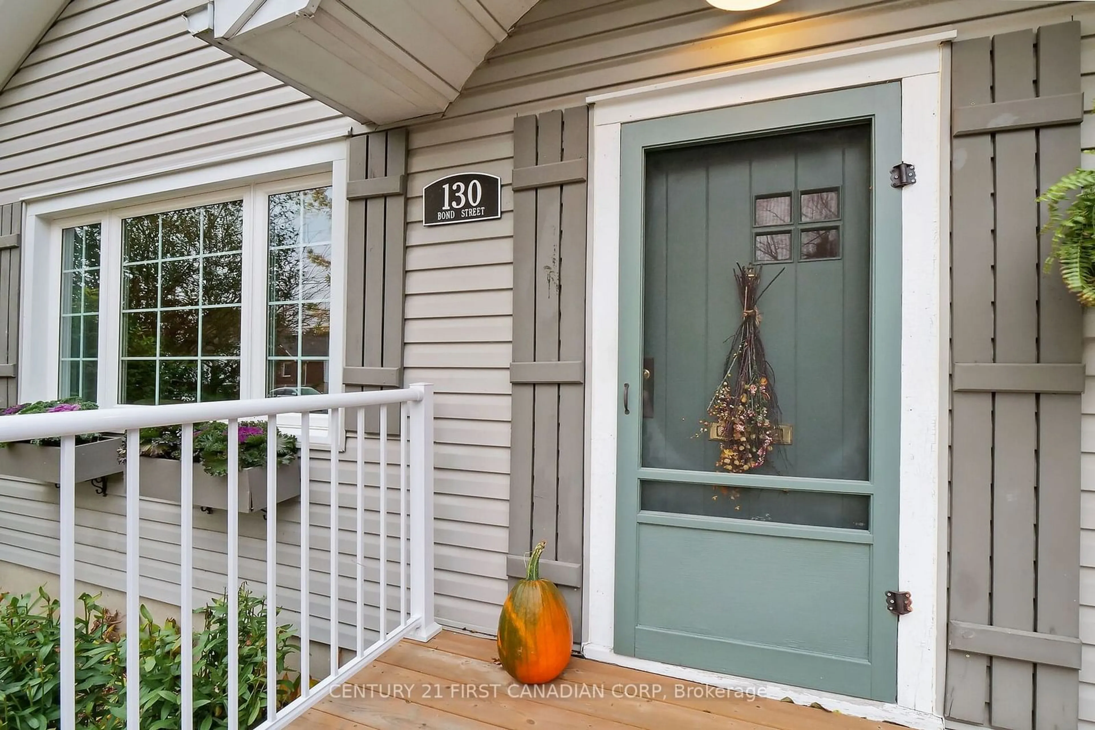 Indoor entryway for 130 Bond St, London Ontario N6C 1W7