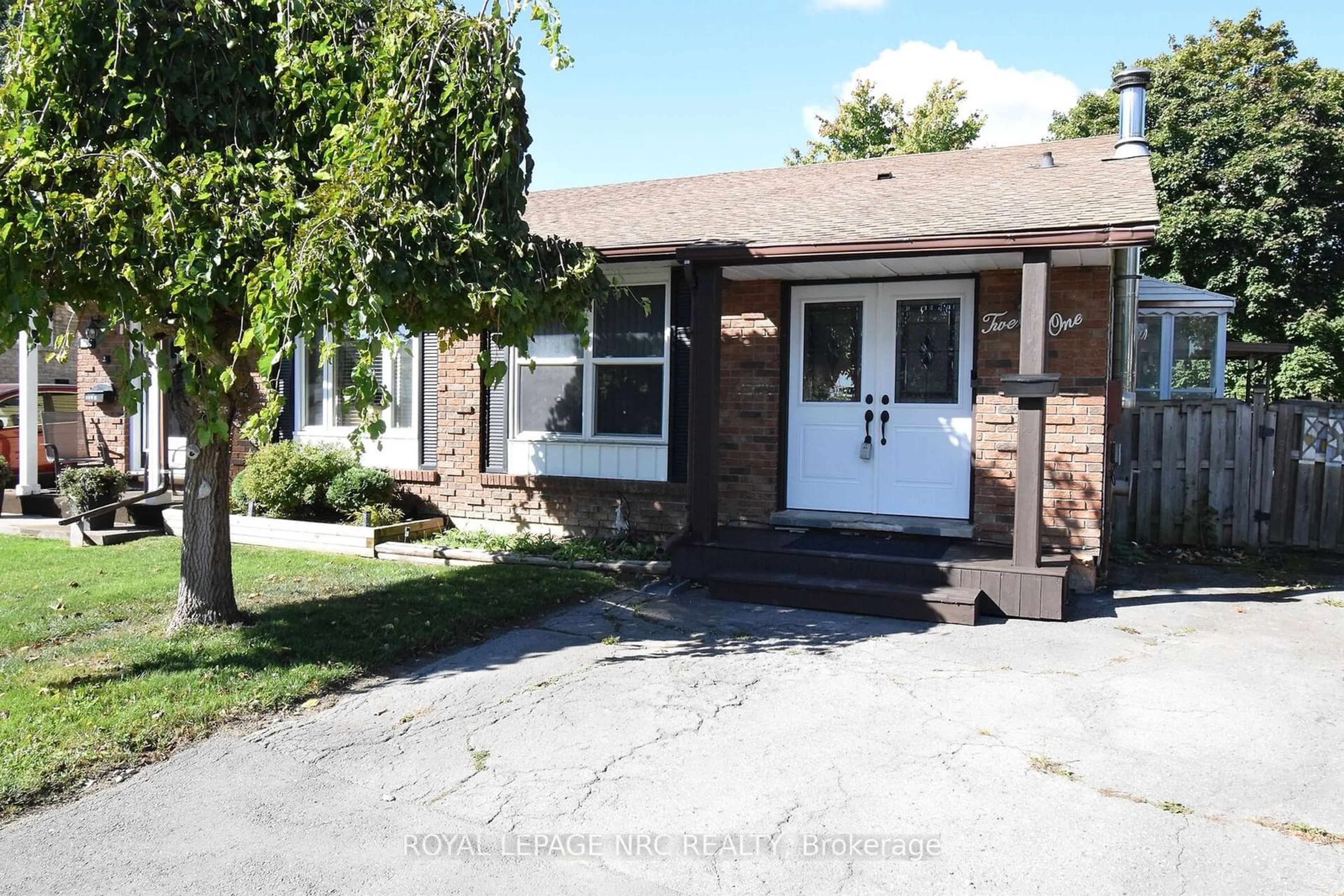 Home with brick exterior material, street for 21 FAIRLAWN Cres, Welland Ontario L3C 5Z2