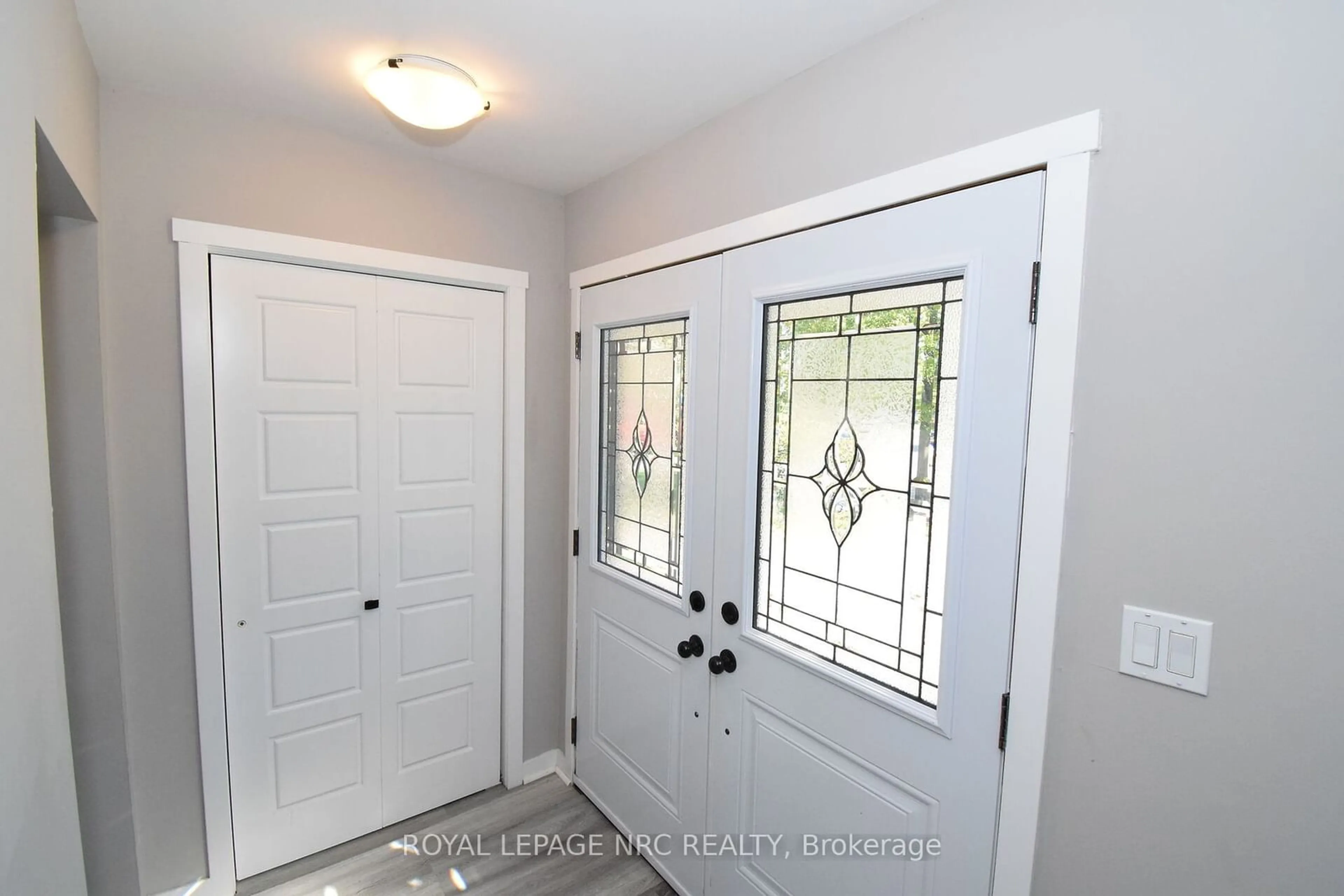 Indoor entryway for 21 FAIRLAWN Cres, Welland Ontario L3C 5Z2