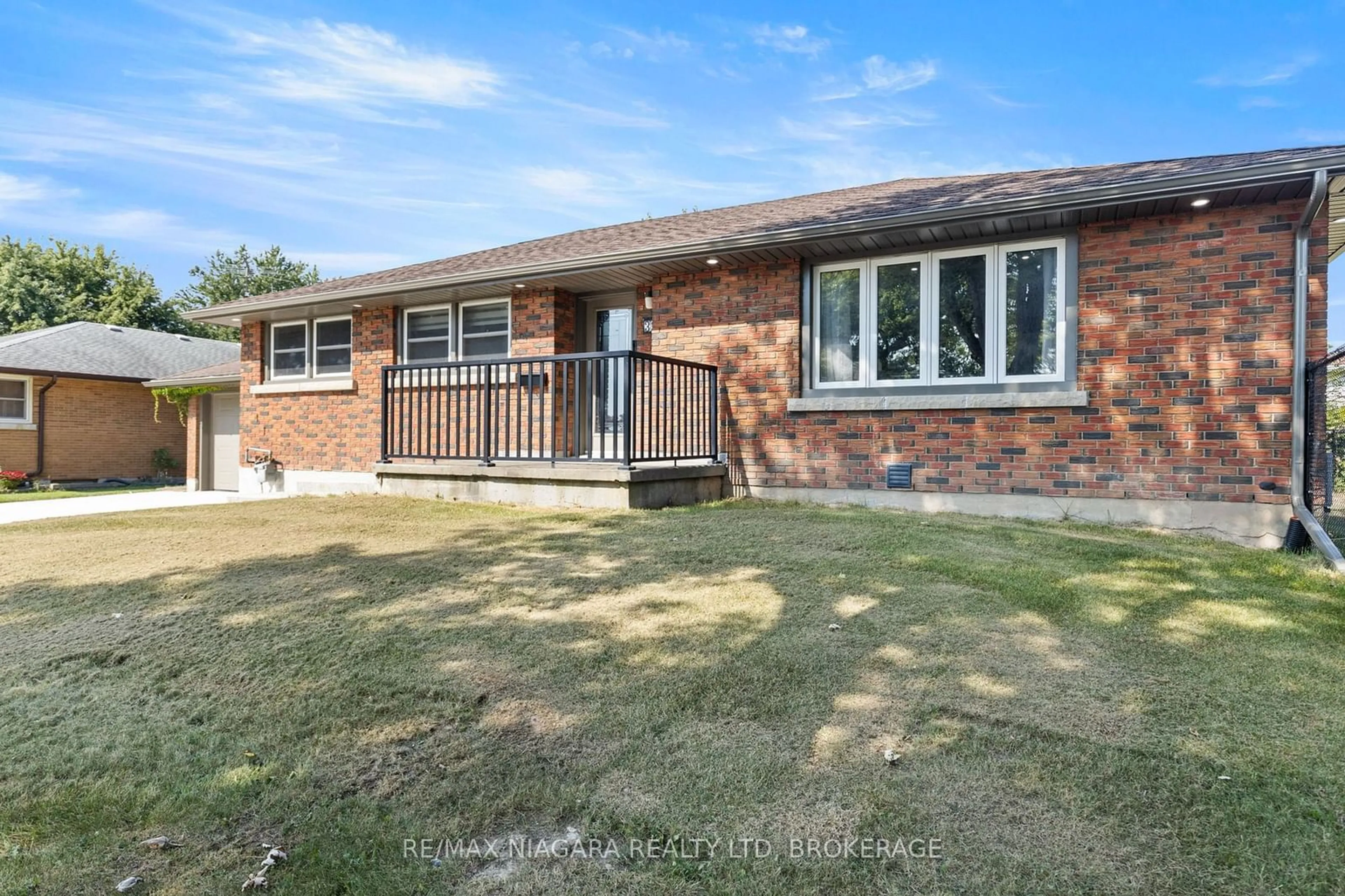 Home with brick exterior material, street for 32 RIDGEWOOD Dr, Welland Ontario L3C 2H1