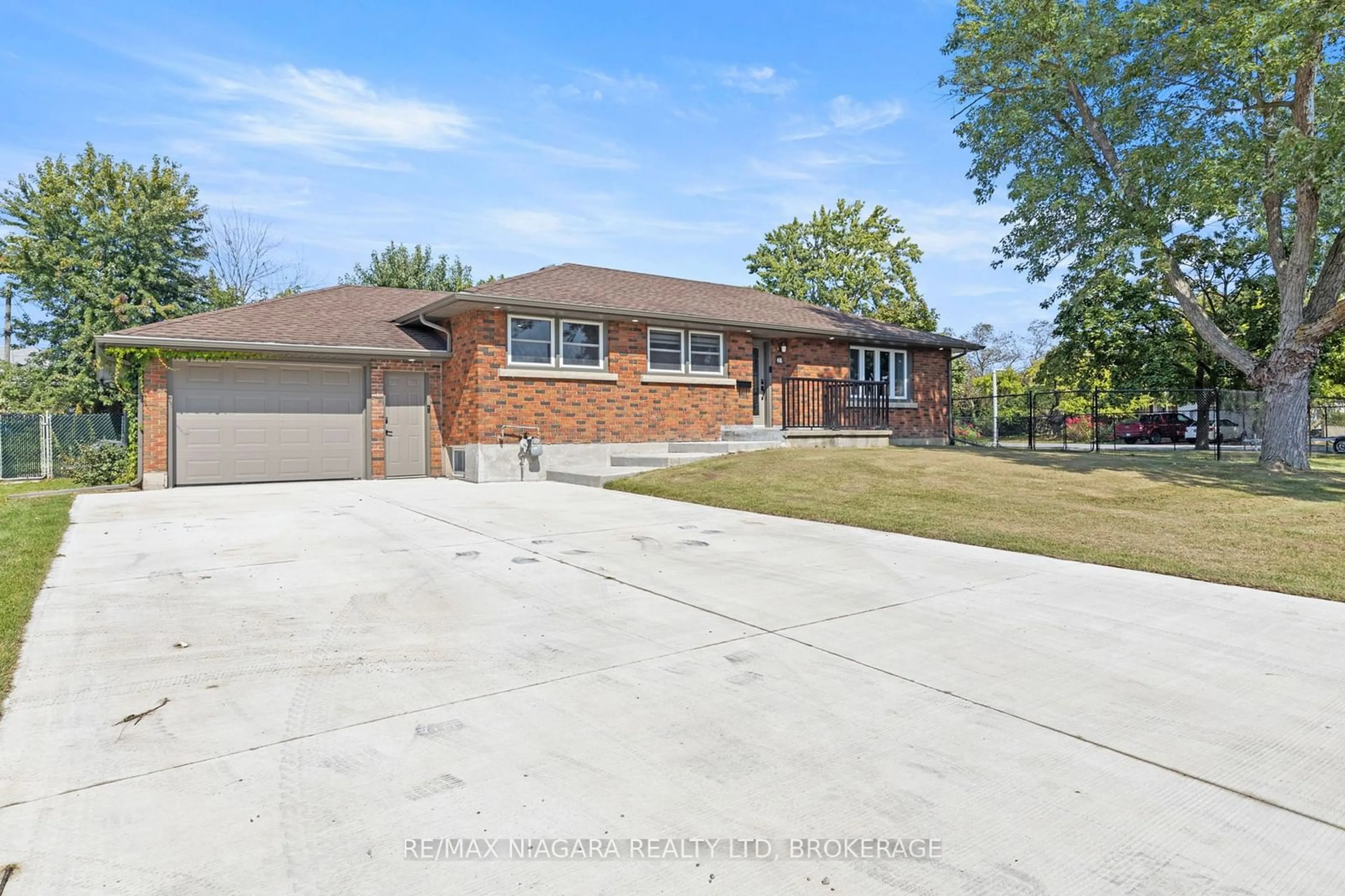 Home with brick exterior material, street for 32 RIDGEWOOD Dr, Welland Ontario L3C 2H1