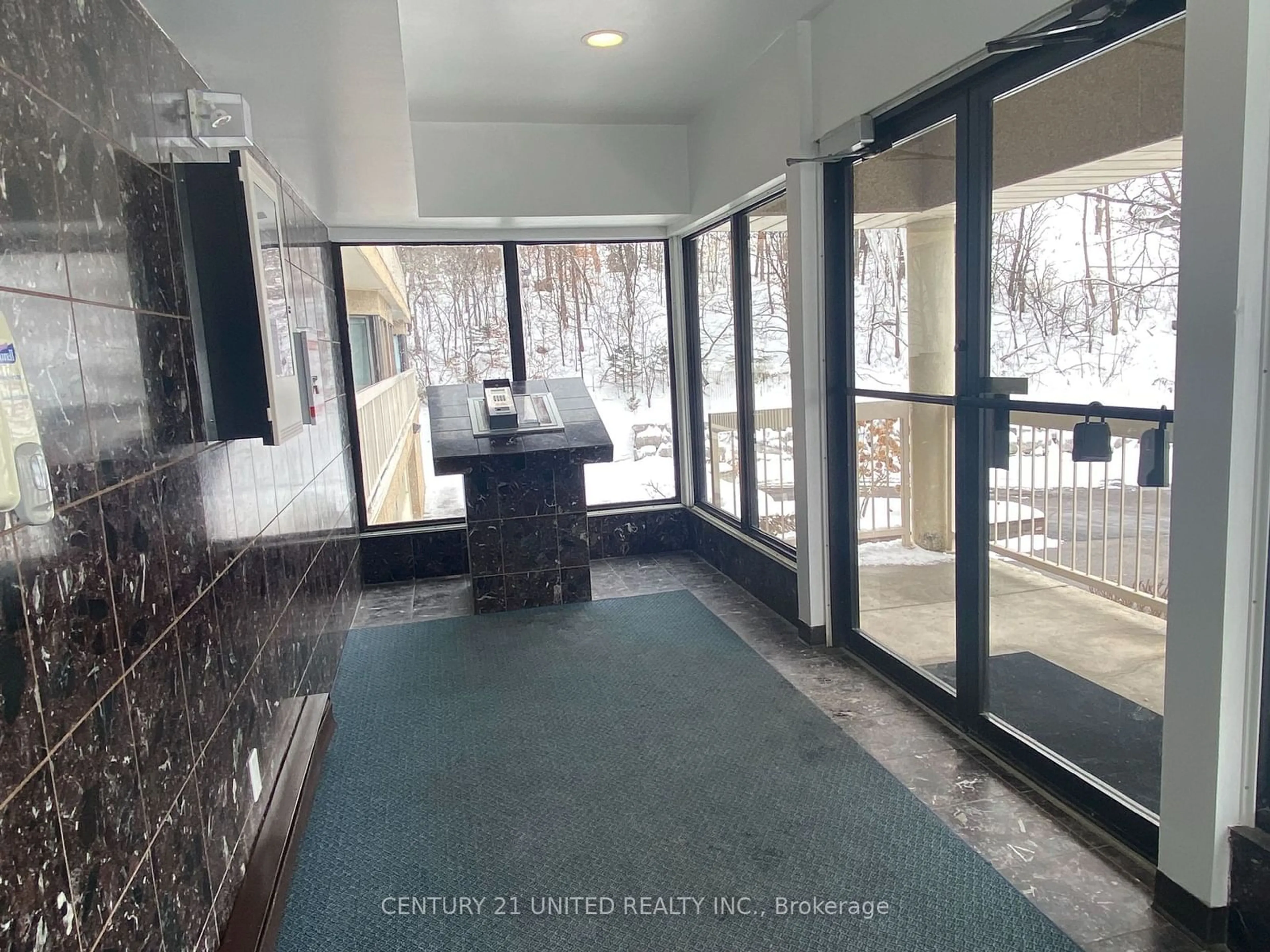 Indoor foyer for 40 Auburn St #206, Peterborough Ontario K9H 2G2