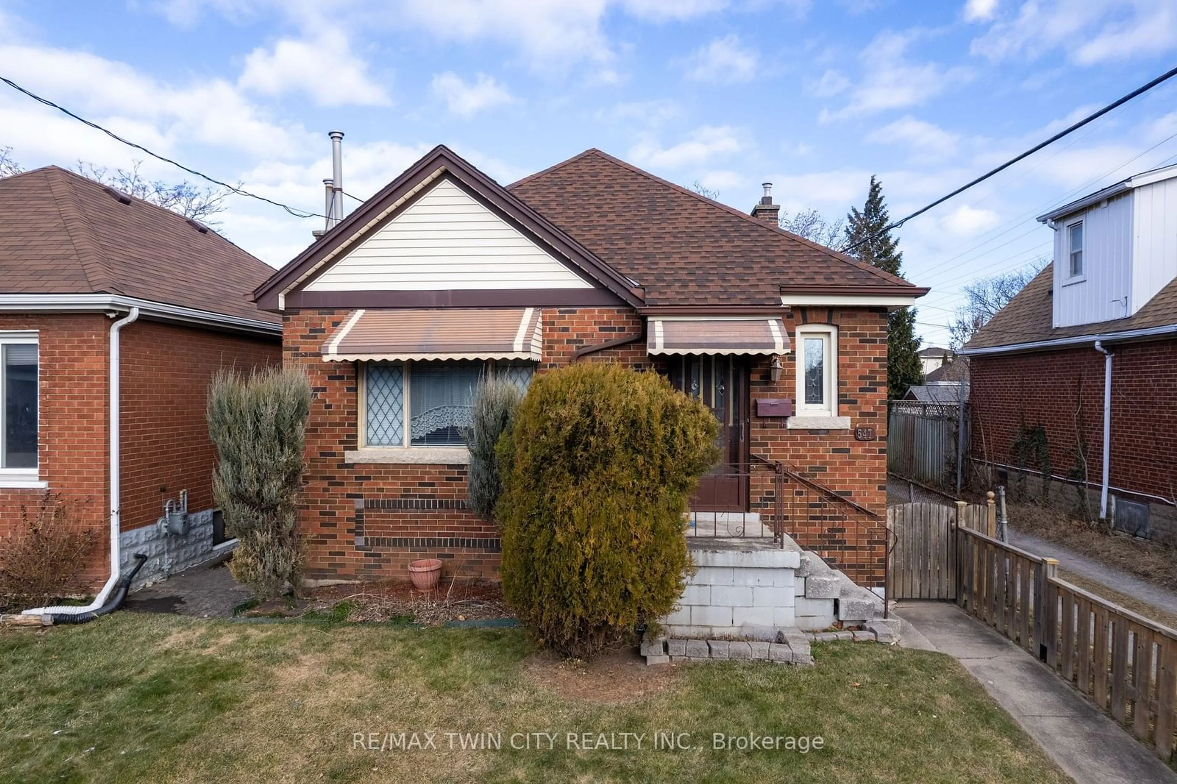 Home with brick exterior material, street for 547 Roxborough Ave, Hamilton Ontario L8H 1R6