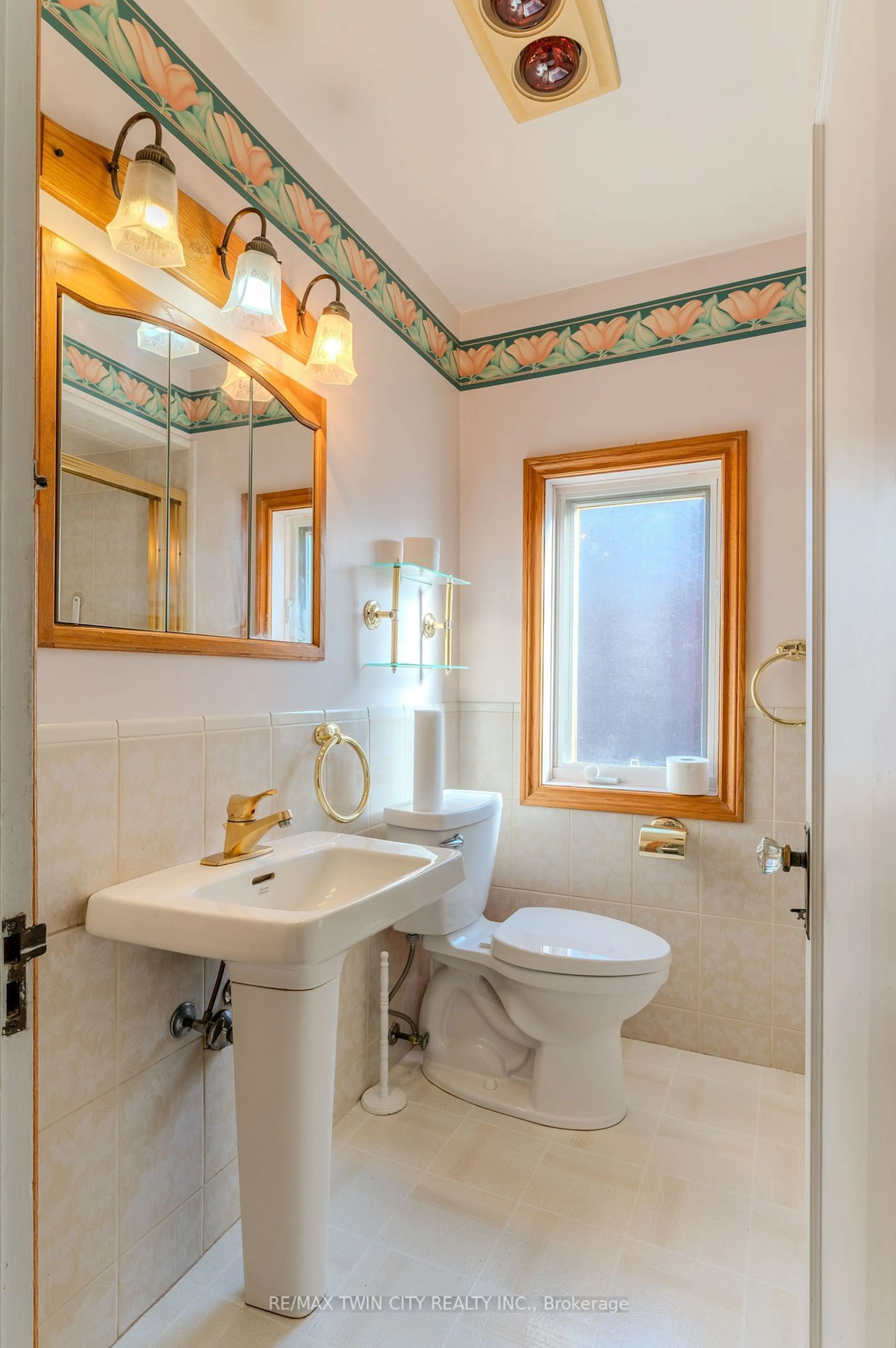 Standard bathroom, ceramic/tile floor for 547 Roxborough Ave, Hamilton Ontario L8H 1R6