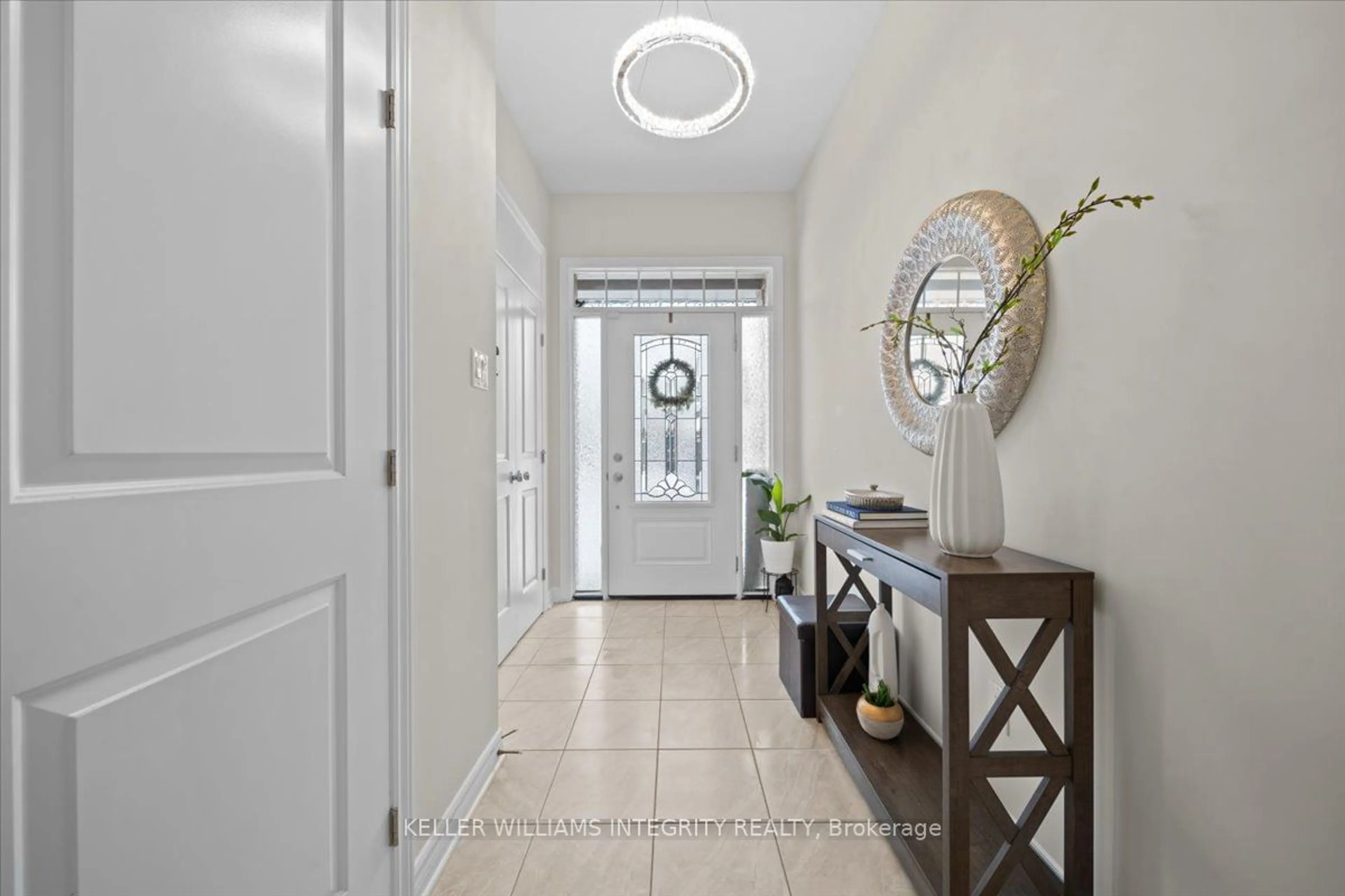 Indoor entryway for 823 Indica St, Stittsville - Munster - Richmond Ontario K2S 2J8