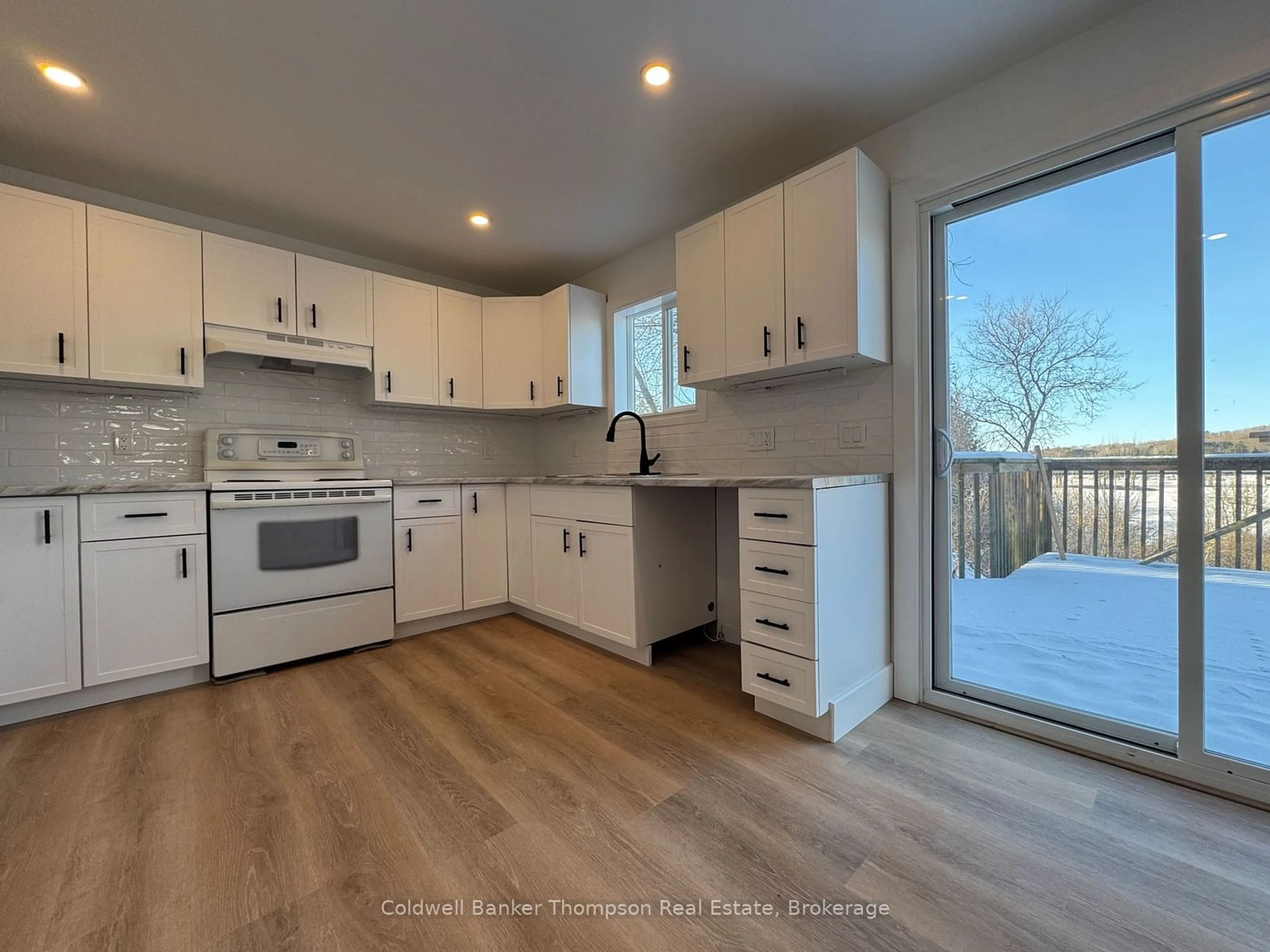 Open concept kitchen, wood/laminate floor for 158 Main St, Huntsville Ontario P1H 1X8