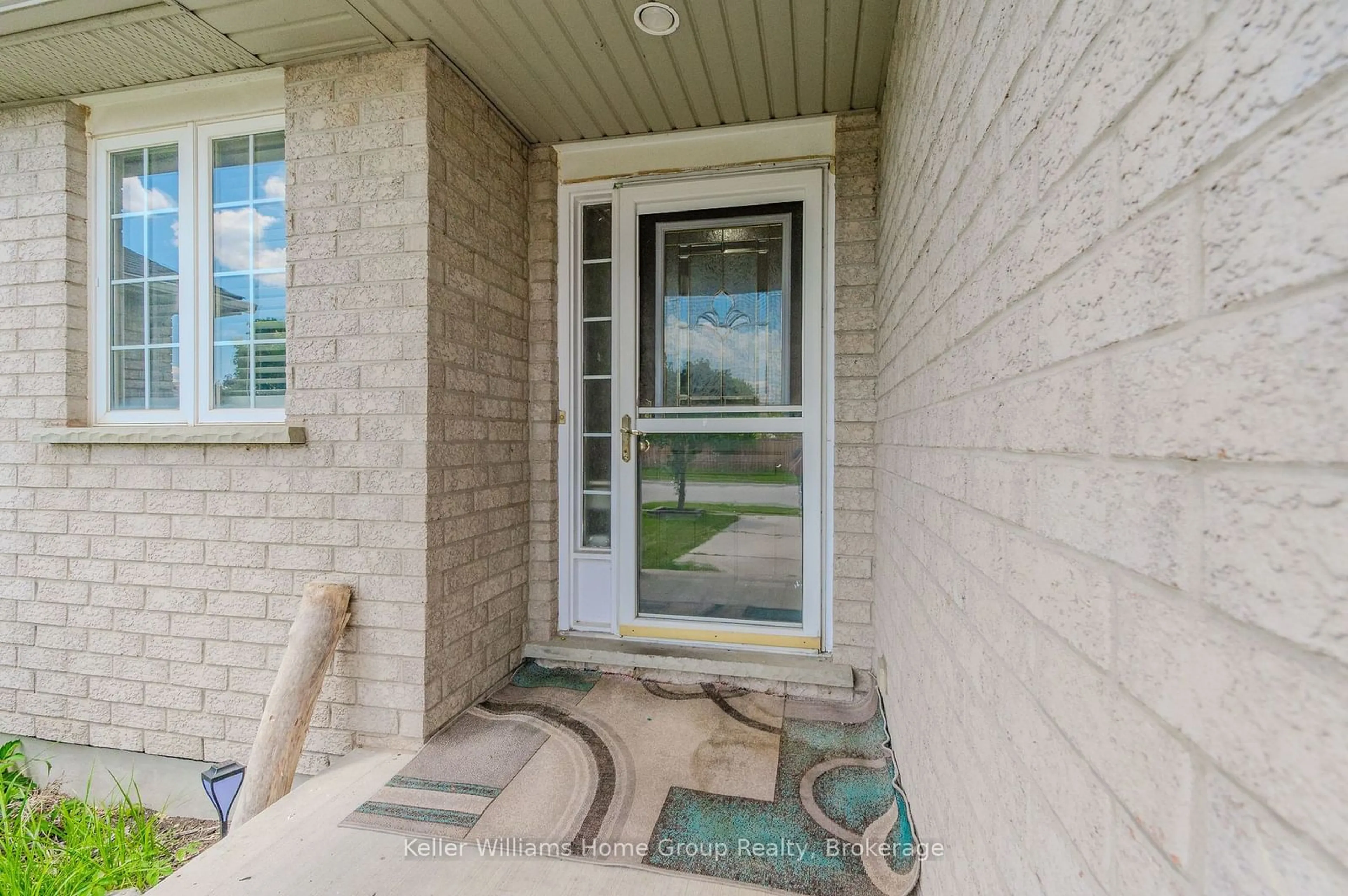 Indoor entryway for 109 HAWKINS Dr, Cambridge Ontario N1T 2A3