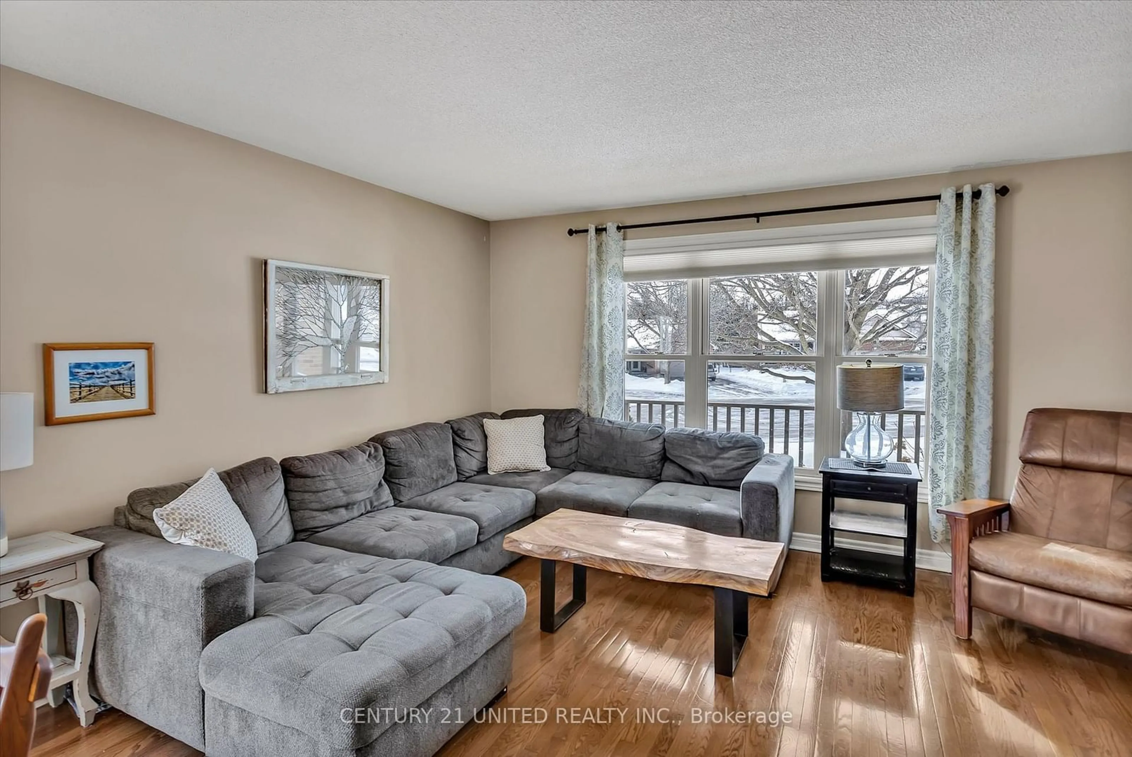 Living room with furniture, wood/laminate floor for 1358 Bobolink Crt, Peterborough Ontario K9K 2H9