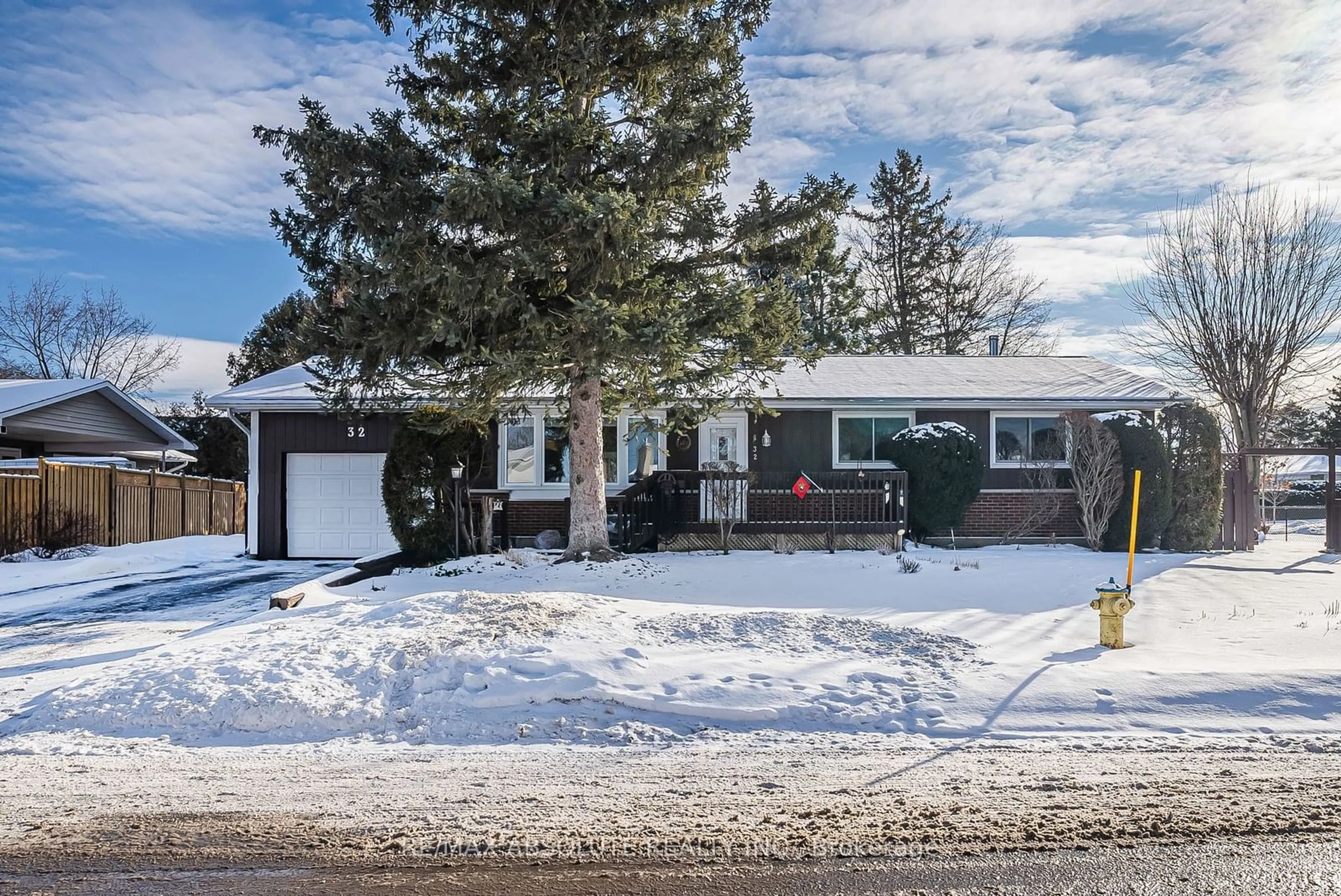 Home with vinyl exterior material, street for 32 Cremona Cres, South of Baseline to Knoxdale Ontario K2G 1A1