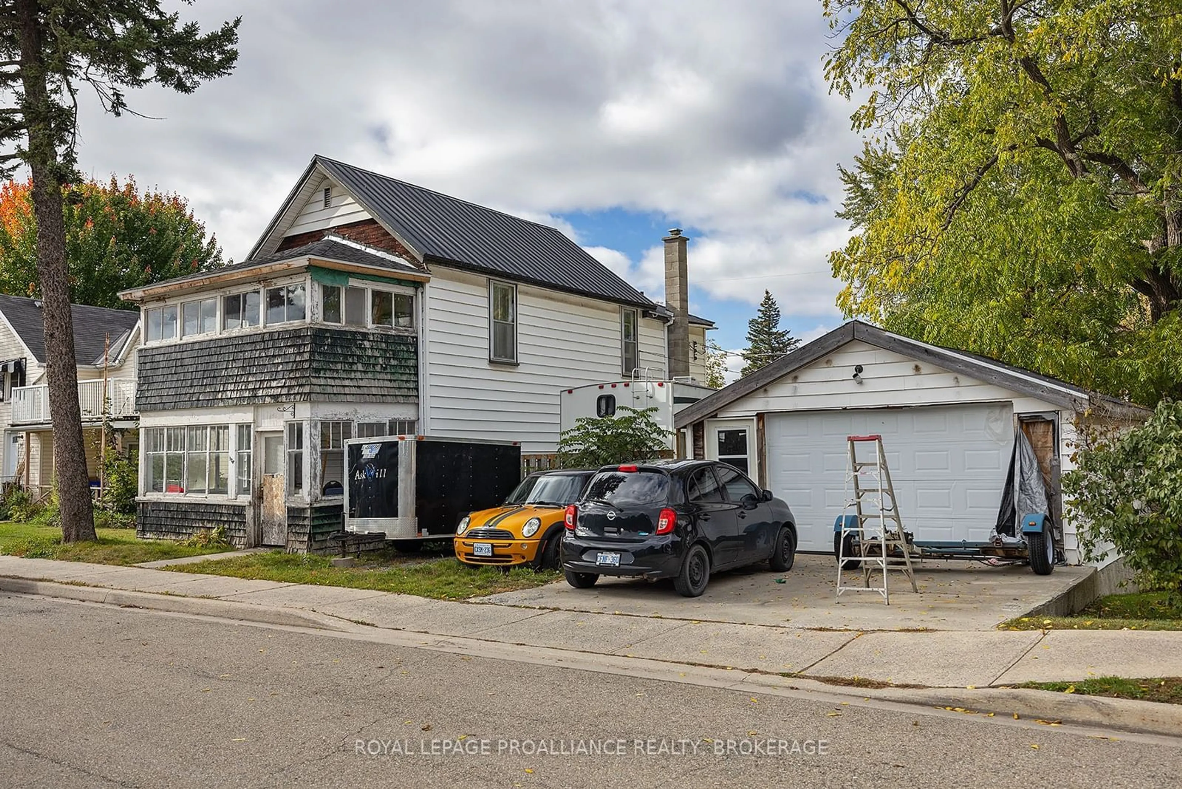 A pic from outside/outdoor area/front of a property/back of a property/a pic from drone, street for 308 Brock St, Gananoque Ontario K7G 1K6