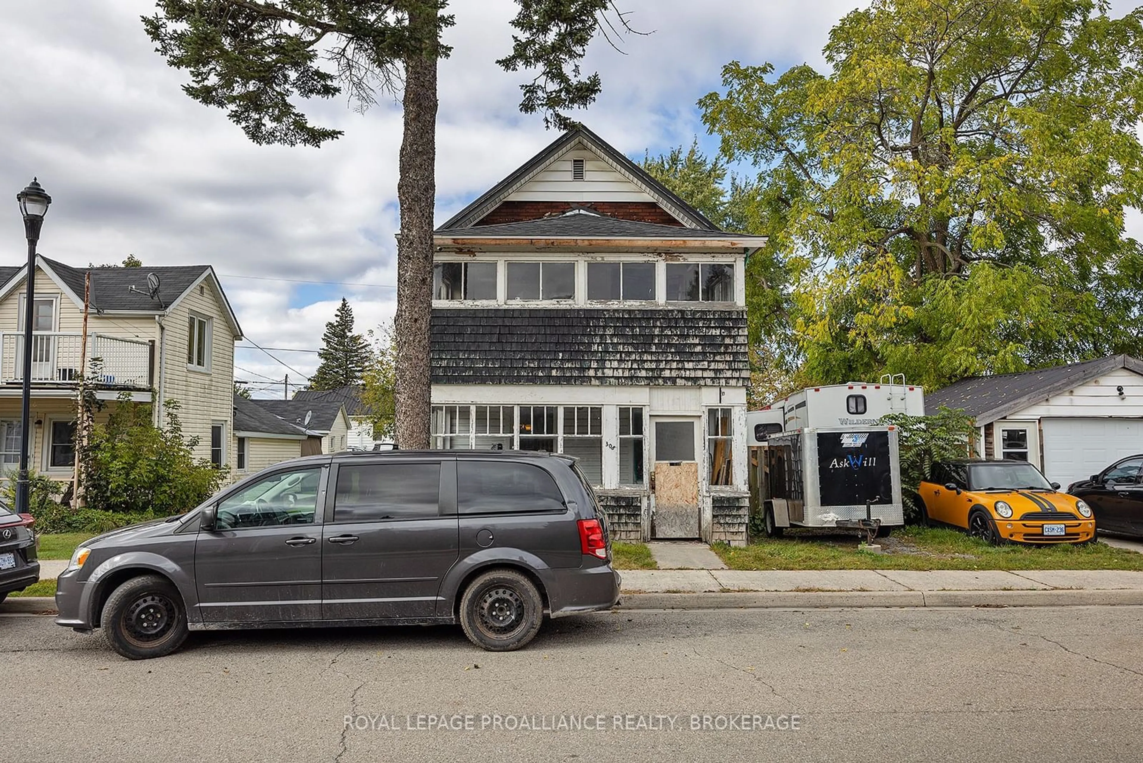 A pic from outside/outdoor area/front of a property/back of a property/a pic from drone, street for 308 Brock St, Gananoque Ontario K7G 1K6