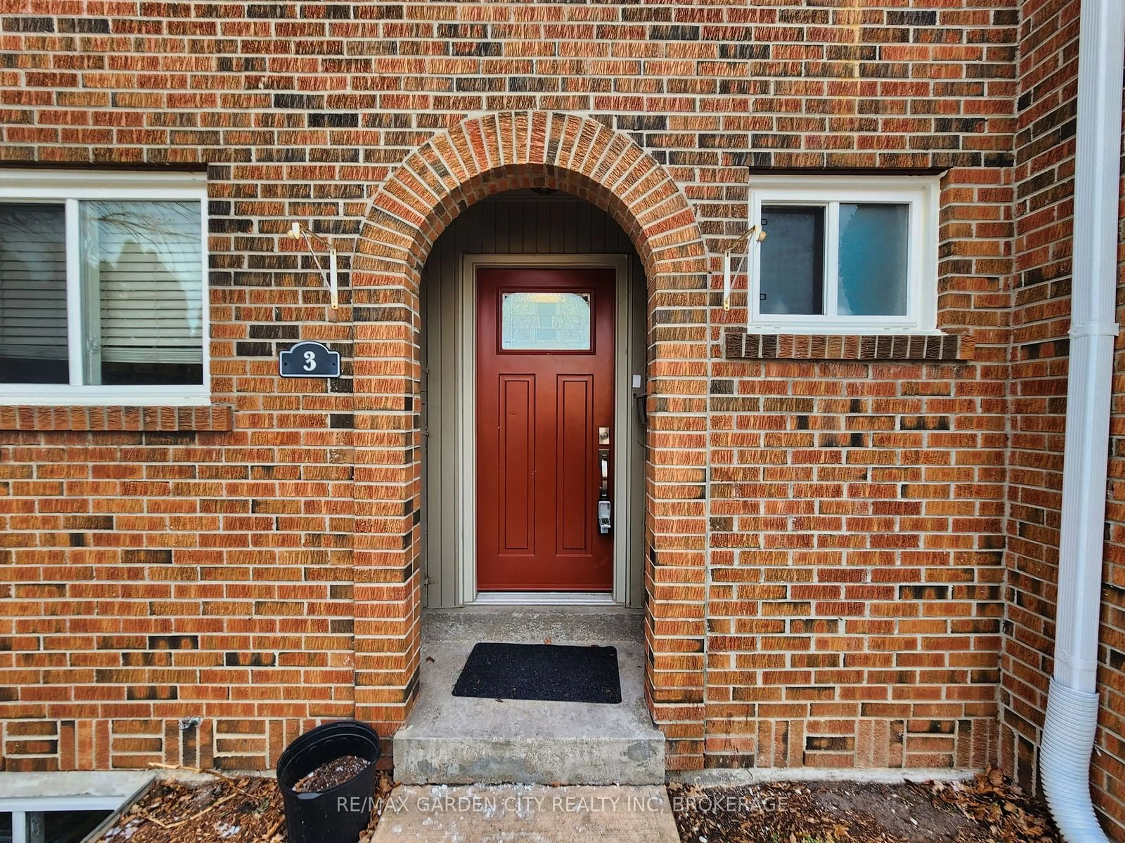 Home with brick exterior material, street for 125 Livingston Ave #3, Grimsby Ontario L3M 4S5