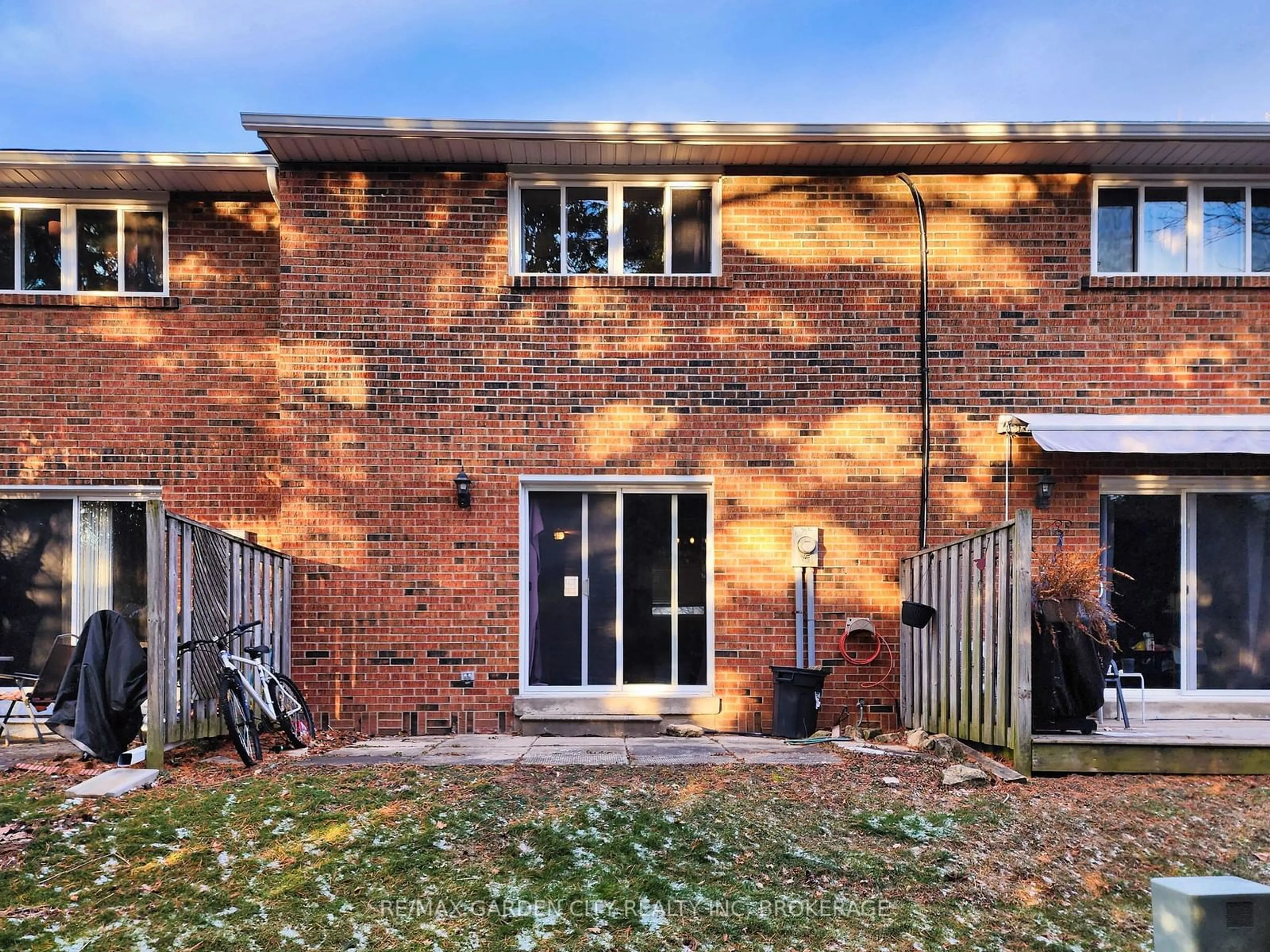 Home with brick exterior material, street for 125 Livingston Ave #3, Grimsby Ontario L3M 4S5