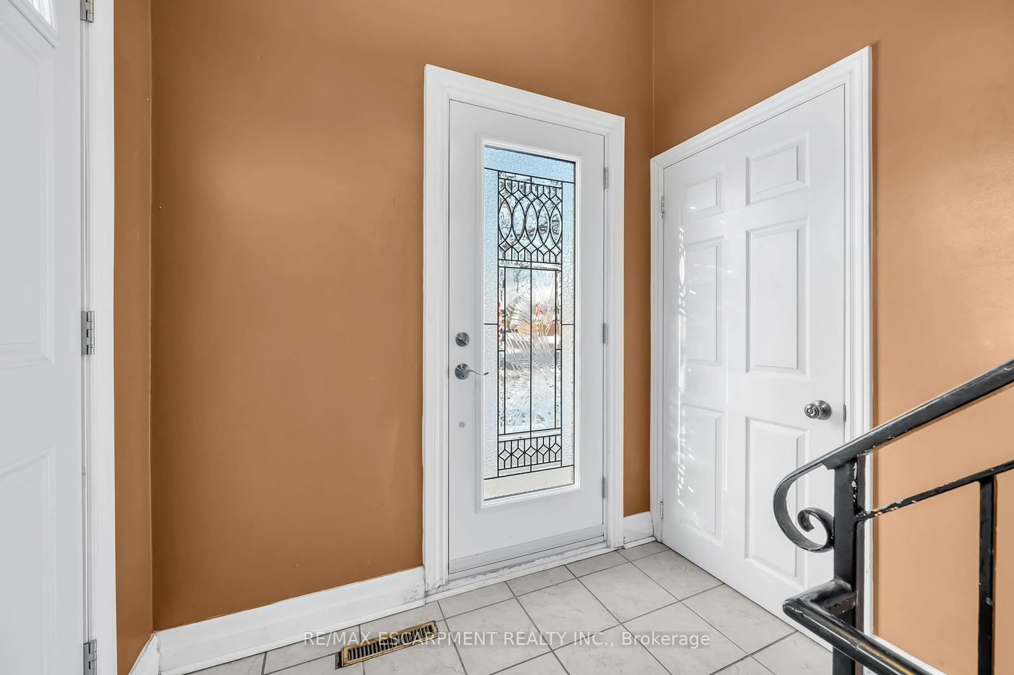 Indoor entryway for 31 Bobolink Rd, Hamilton Ontario L9A 2P3