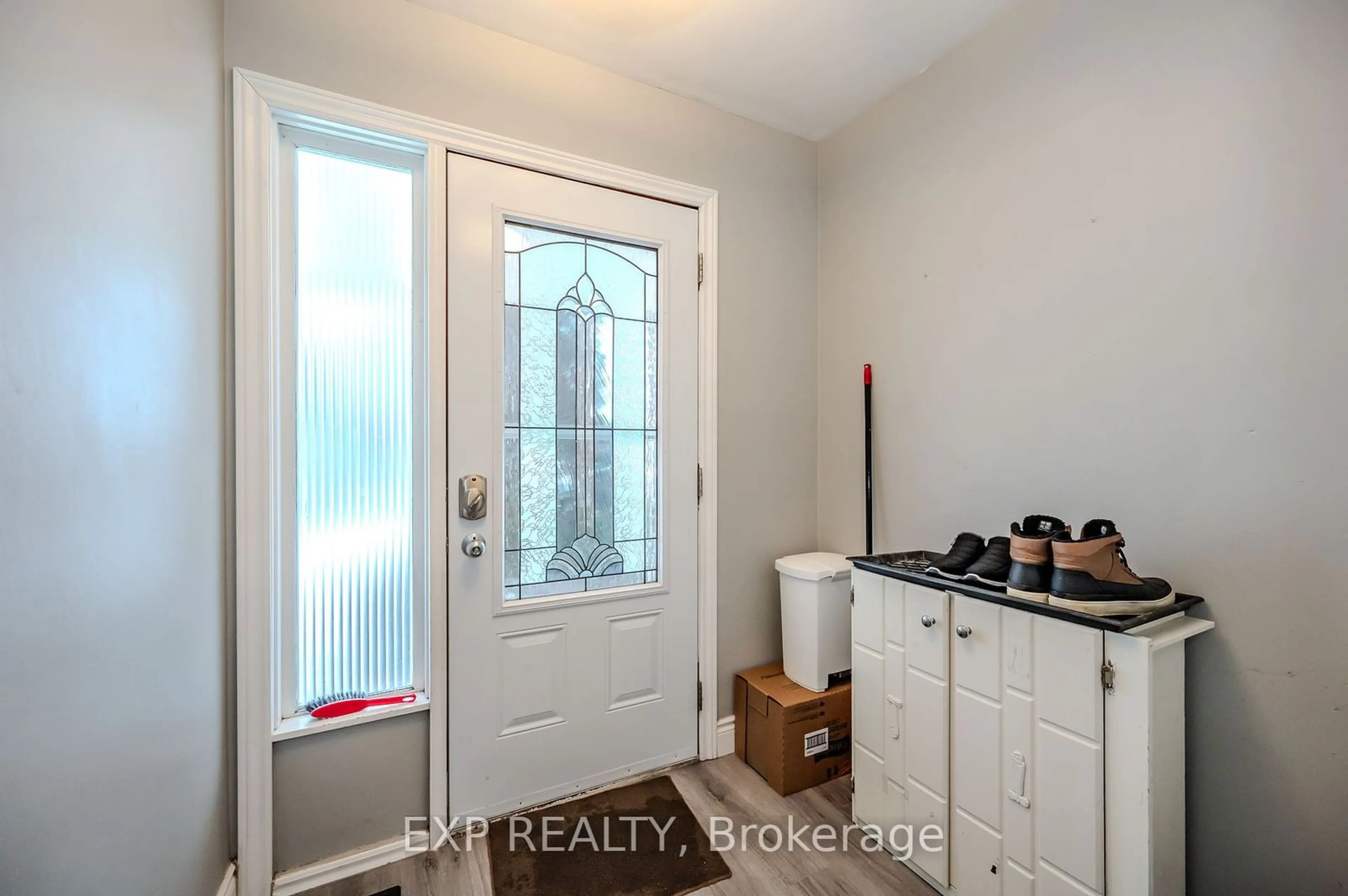 Indoor entryway for 82 Conway Dr, Kitchener Ontario N2A 2C5