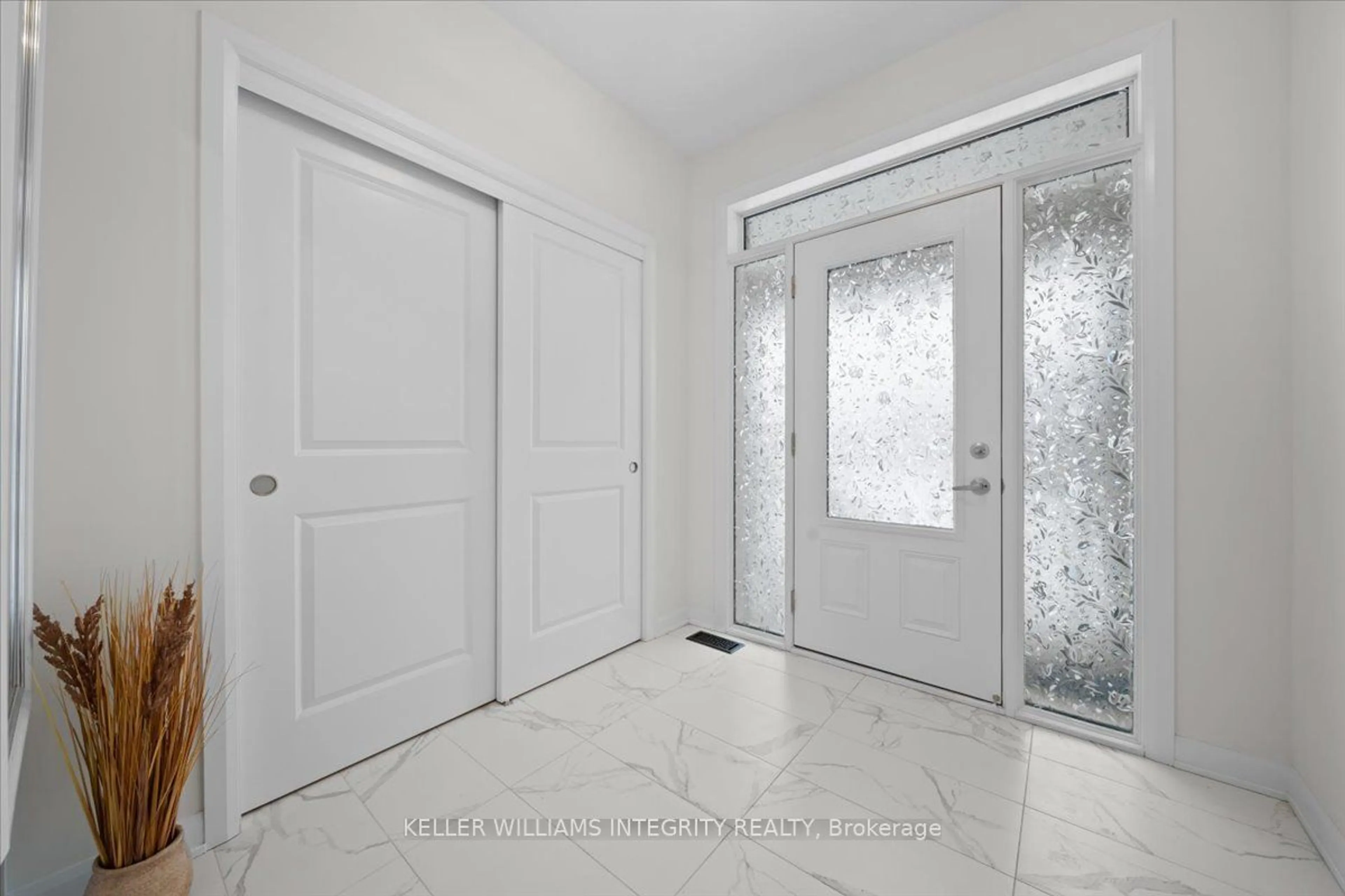 Indoor entryway for 368 Cloyne Cres, Barrhaven Ontario K2J 6W3