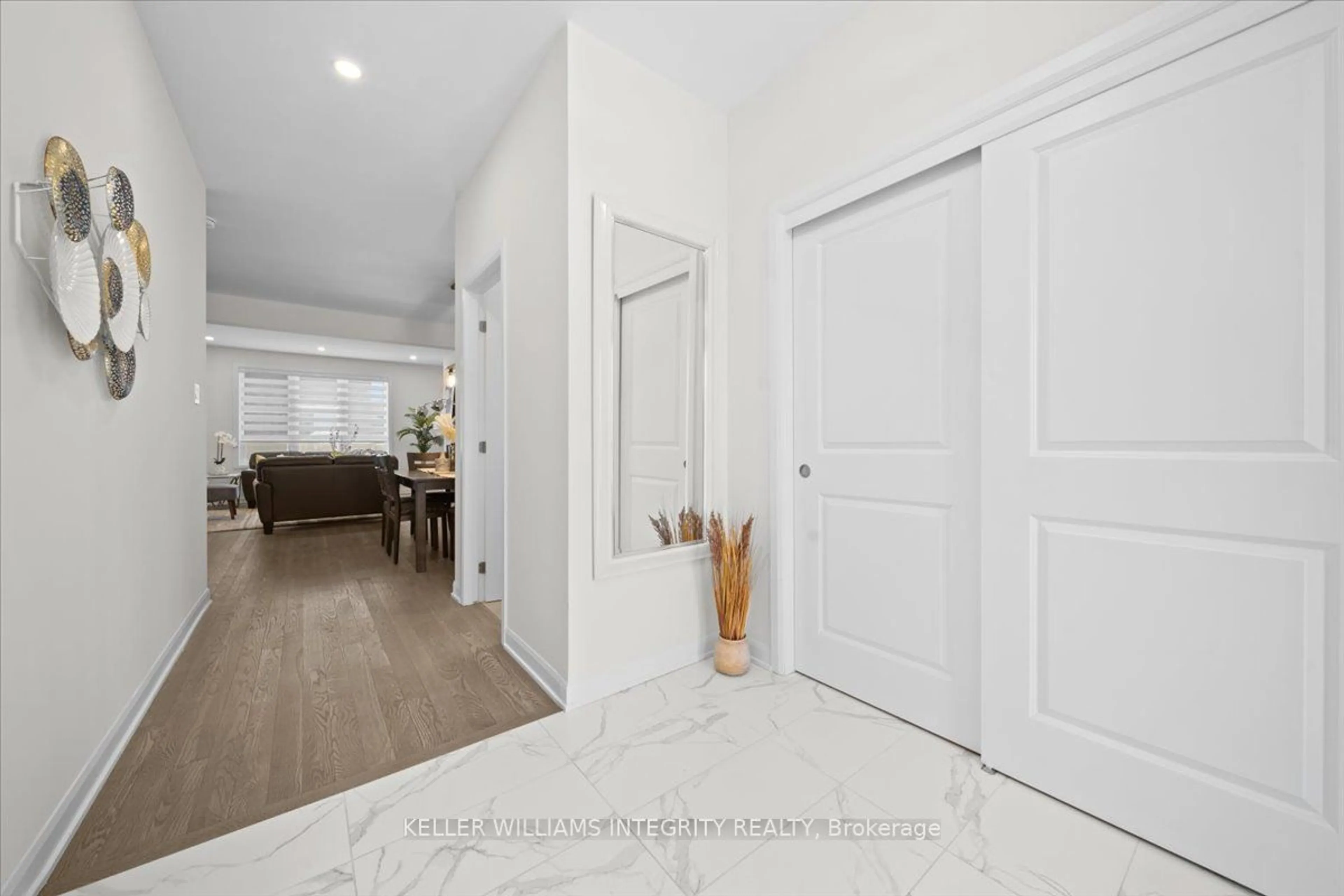 Indoor entryway for 368 Cloyne Cres, Barrhaven Ontario K2J 6W3