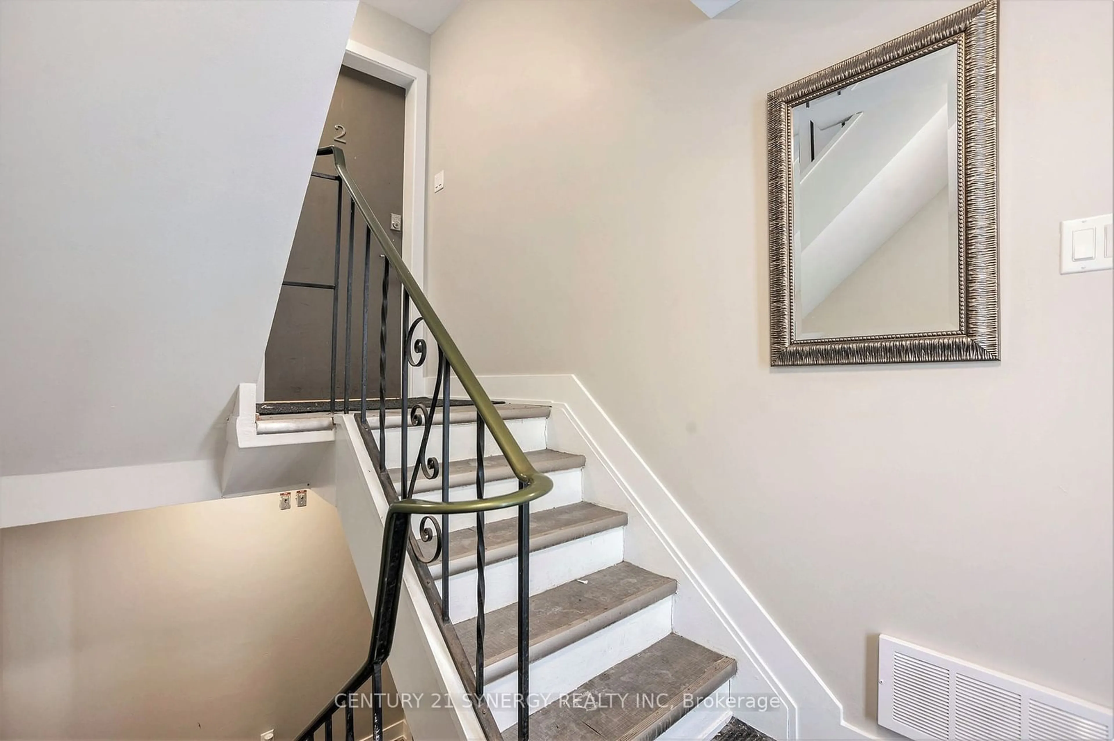 Stairs for 856 Connaught Ave, Britannia Heights - Queensway Terrace N and Area Ontario K2B 5M6