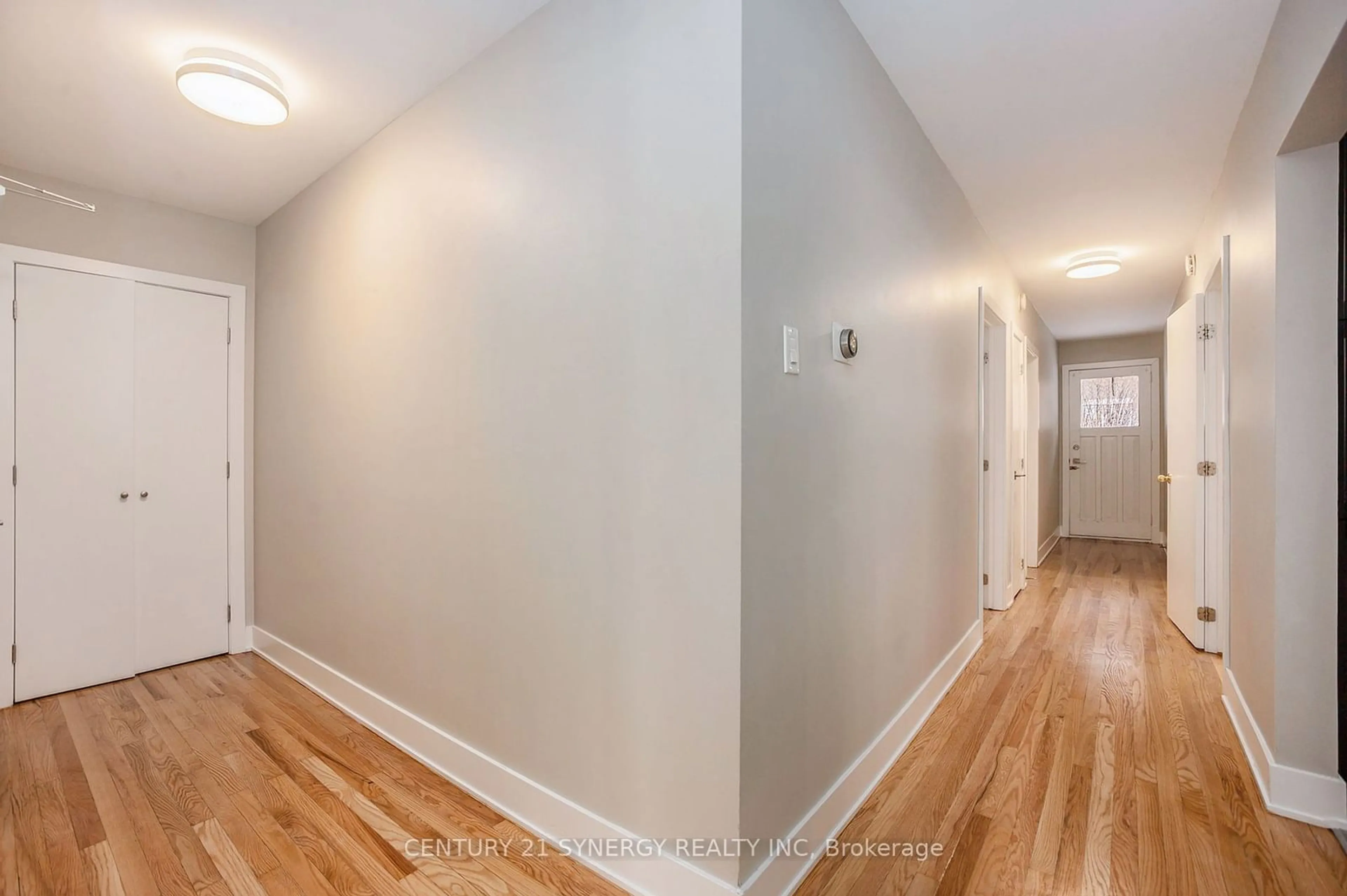 Indoor entryway for 856 Connaught Ave, Britannia Heights - Queensway Terrace N and Area Ontario K2B 5M6