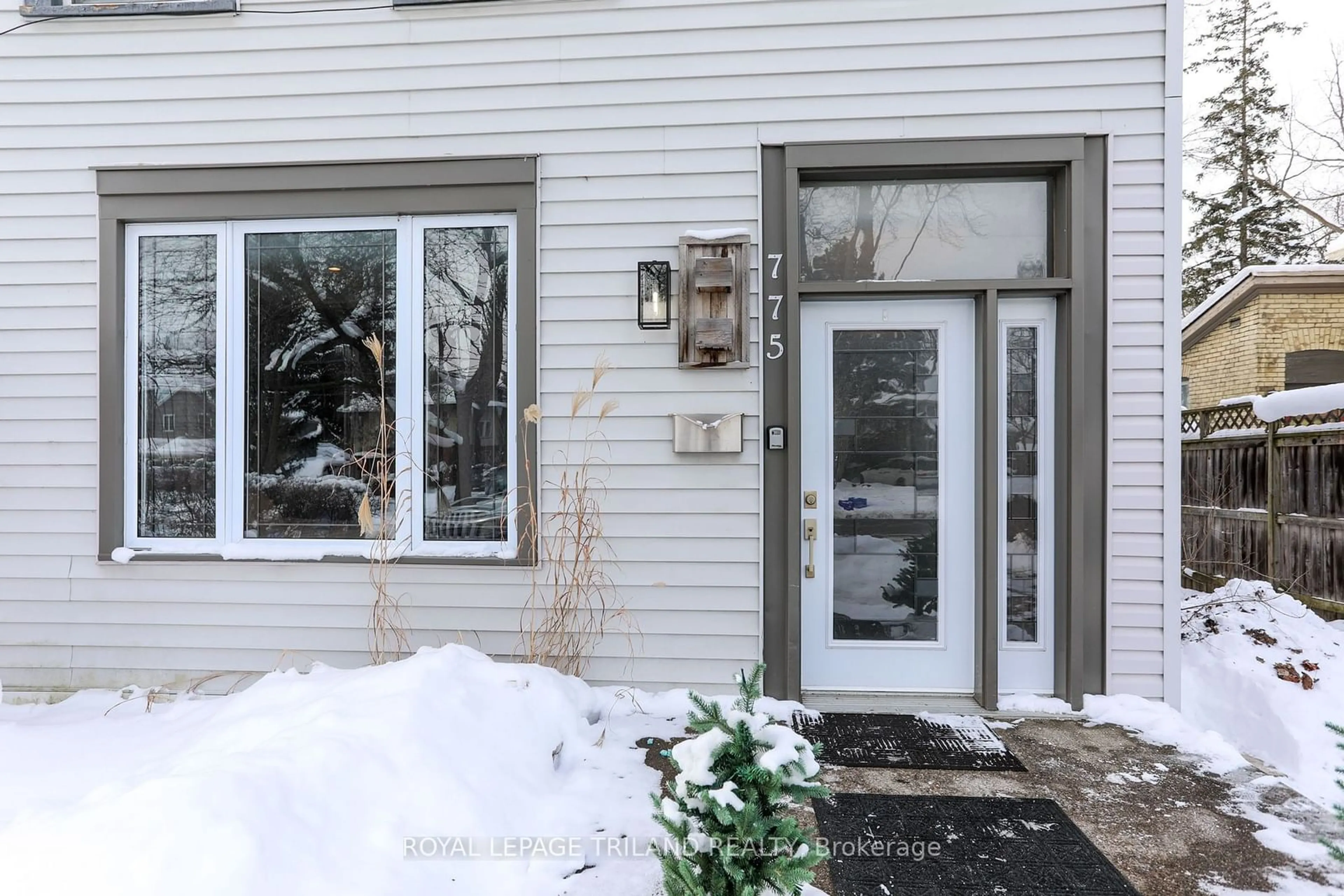 Indoor entryway for 775 Colborne St, London Ontario N6A 3Z8