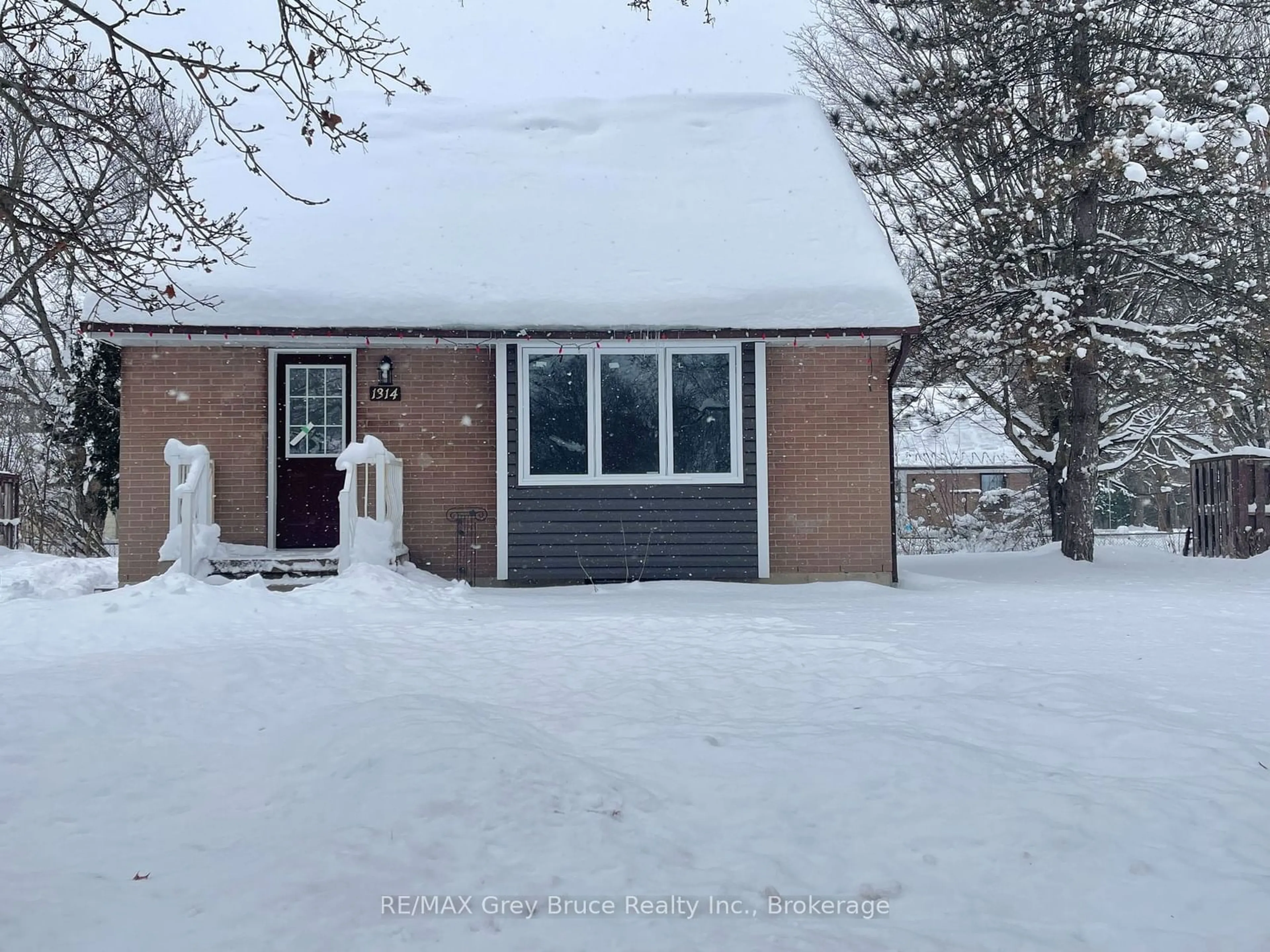 A pic from outside/outdoor area/front of a property/back of a property/a pic from drone, street for 1314 7th Avenue A, Owen Sound Ontario N4K 5L9