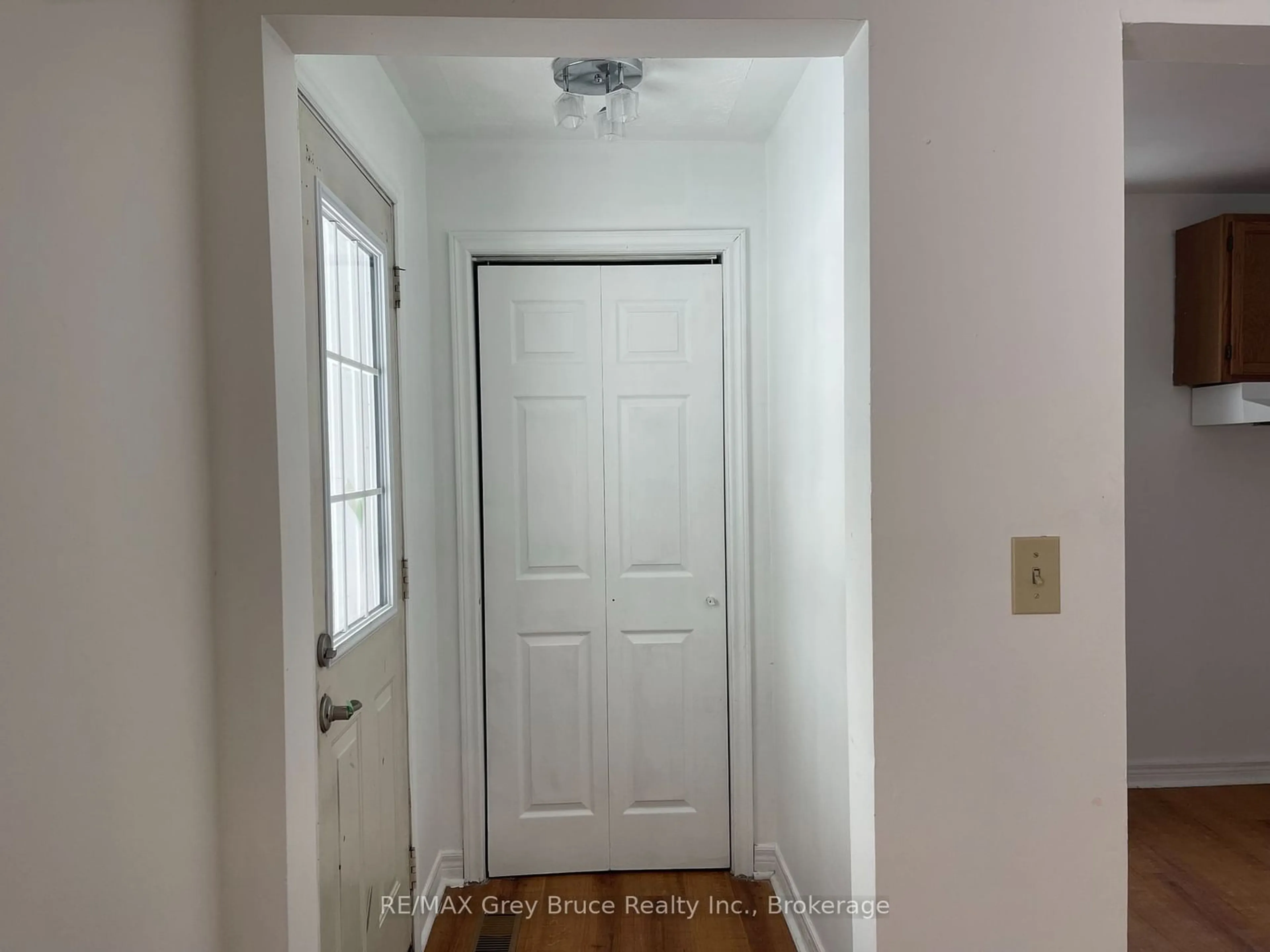 Indoor entryway for 1314 7th Avenue A, Owen Sound Ontario N4K 5L9