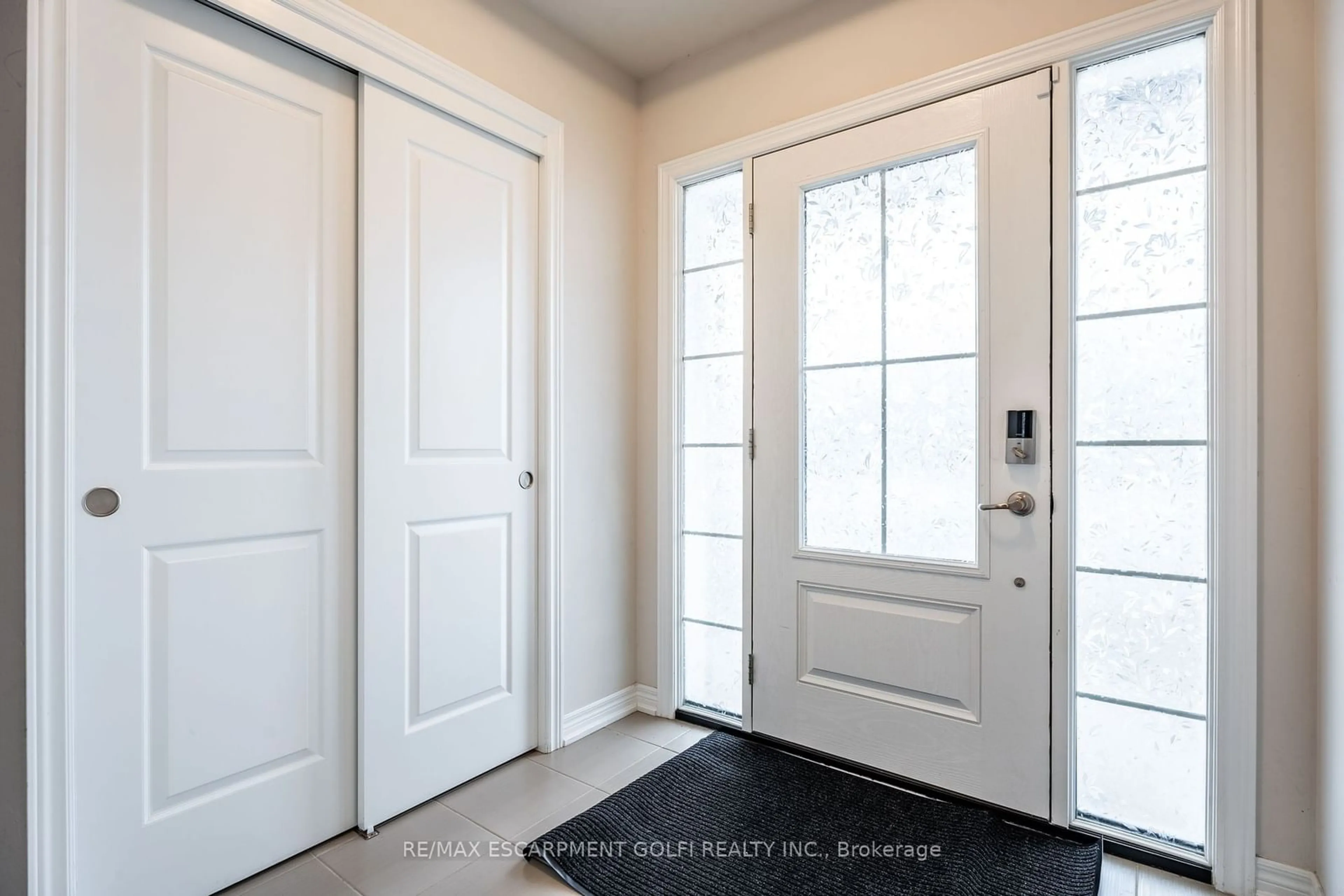 Indoor entryway for 88 Sycamore St, Welland Ontario L3B 5N8