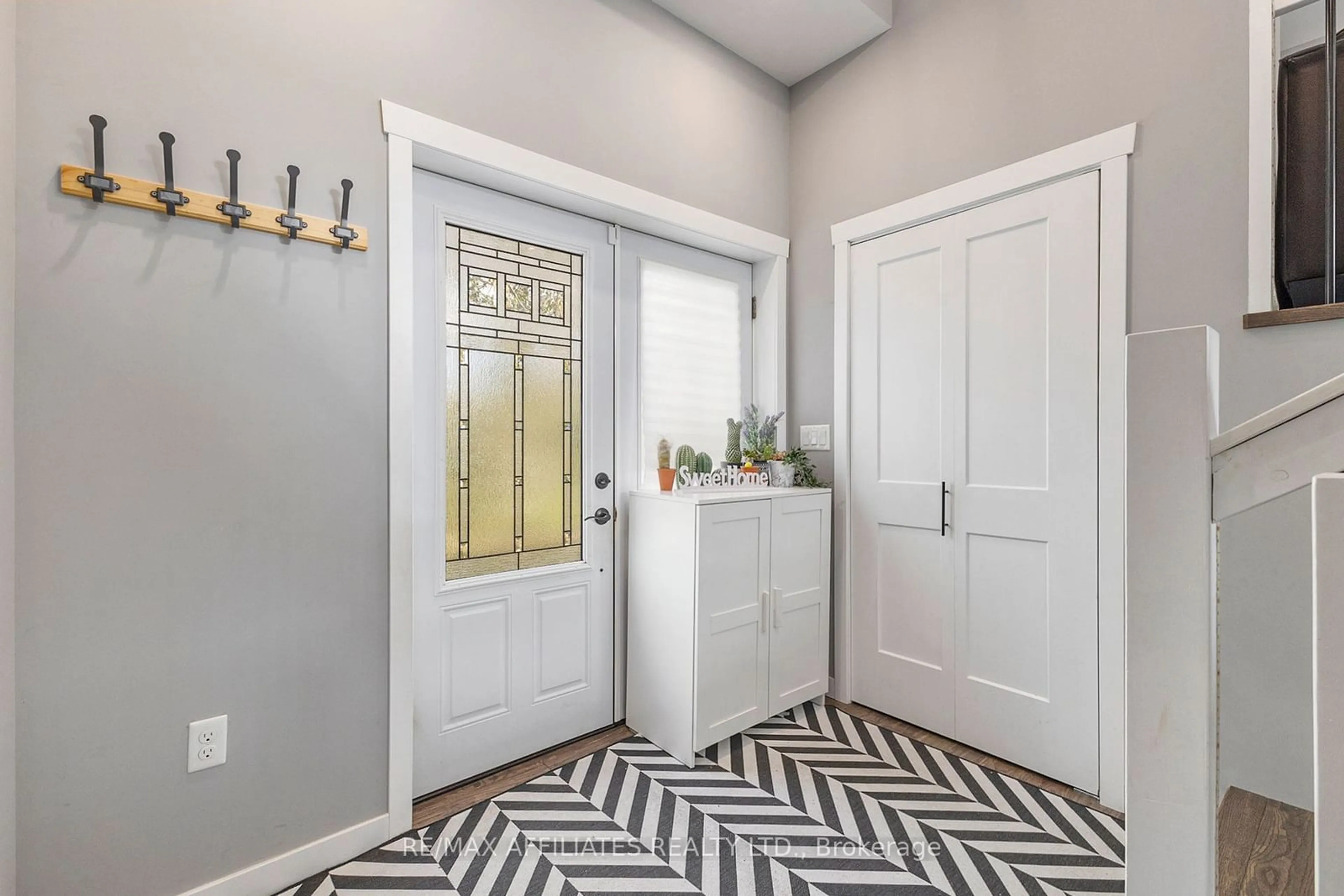 Indoor entryway for 11 PEARL St, Smiths Falls Ontario K7A 5G2