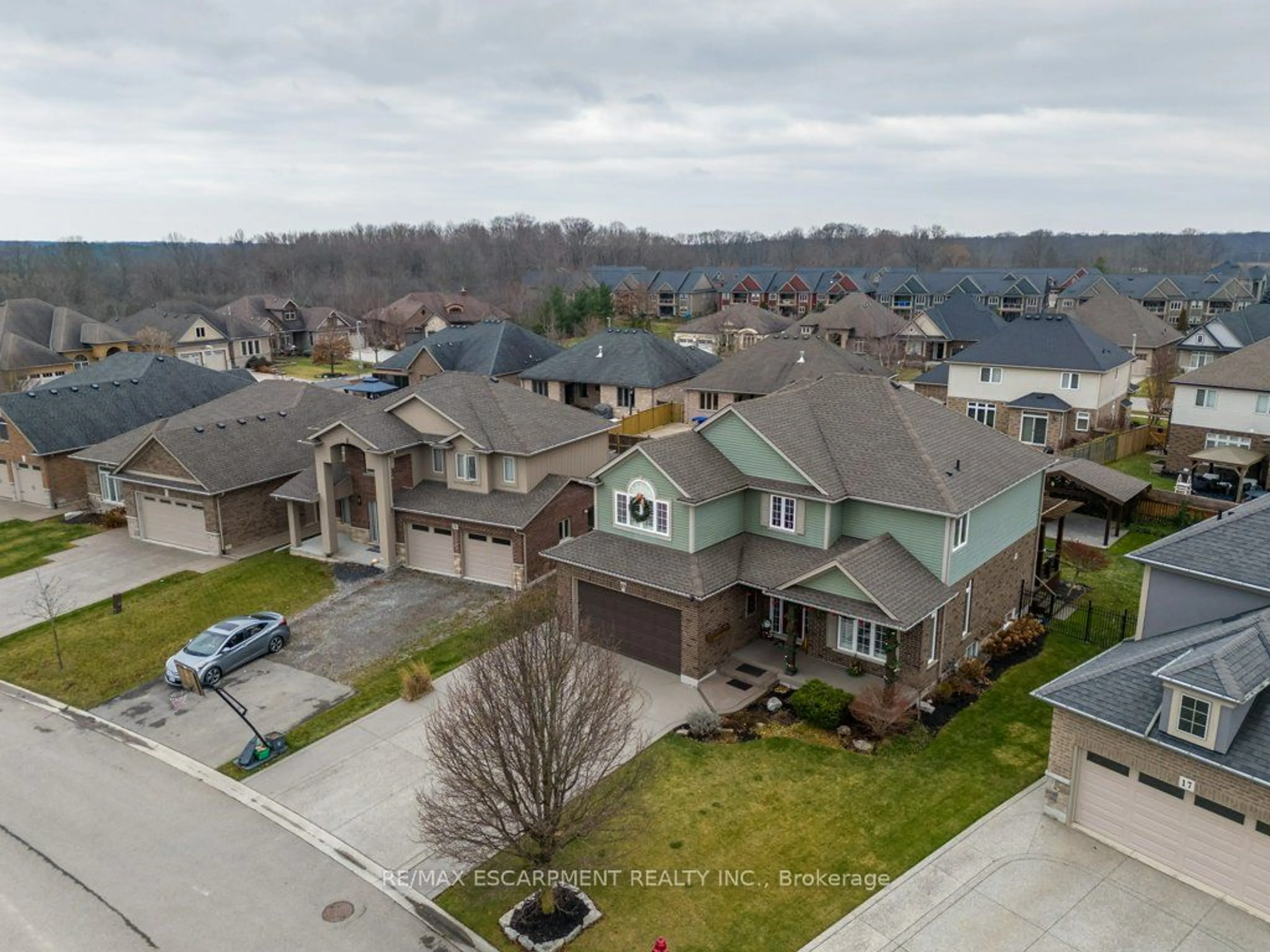 A pic from outside/outdoor area/front of a property/back of a property/a pic from drone, street for 27 Trailwood Dr, Welland Ontario L3C 0B6