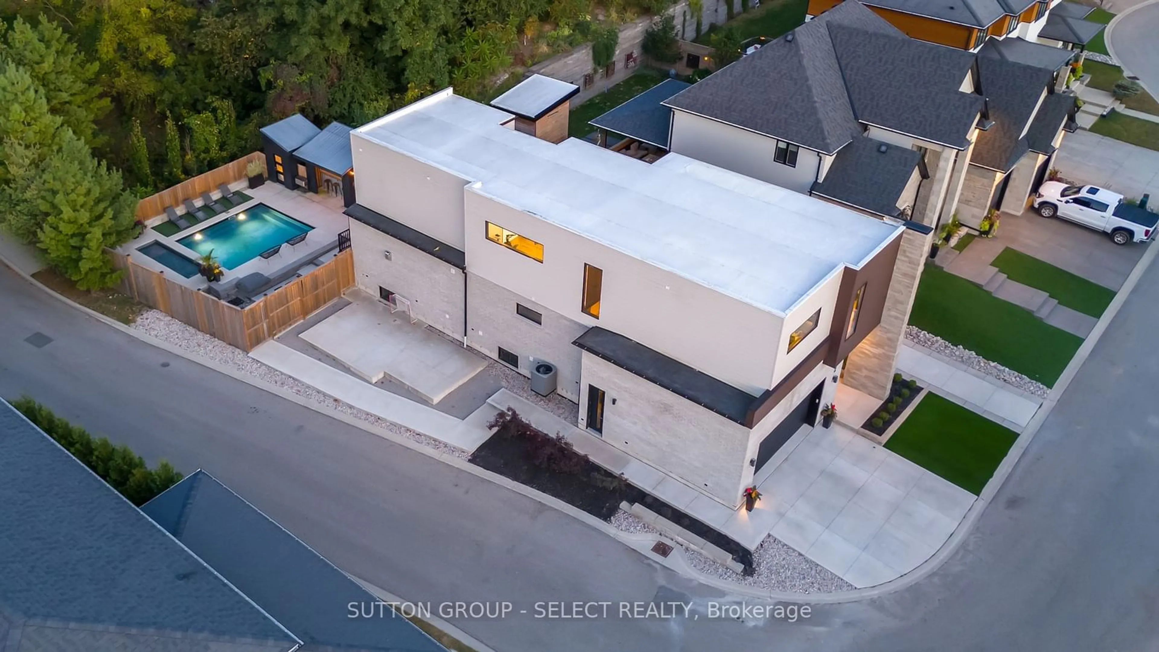 A pic from outside/outdoor area/front of a property/back of a property/a pic from drone, building for 567 Rosecliffe Terr #2, London Ontario N6K 0E2