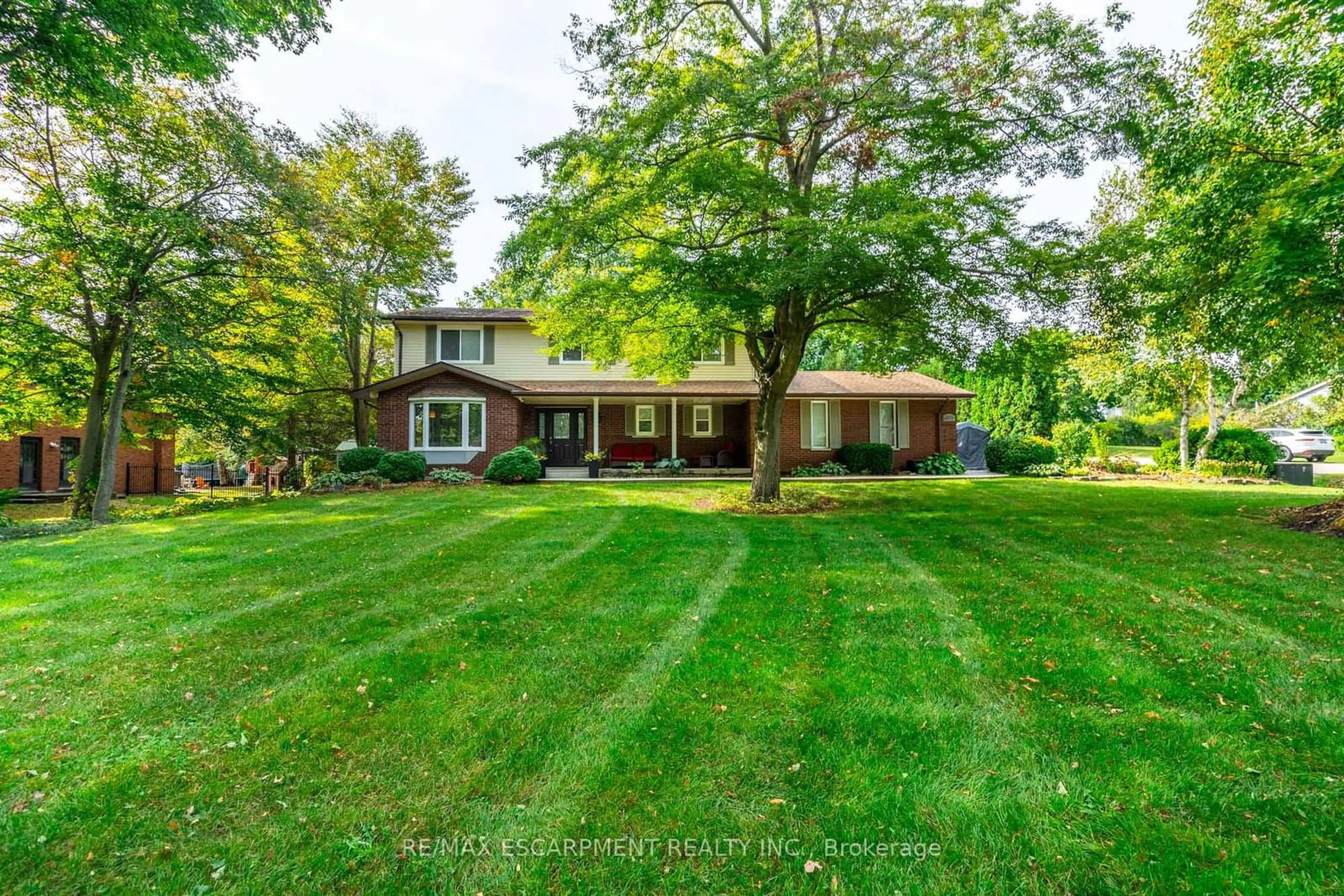 A pic from outside/outdoor area/front of a property/back of a property/a pic from drone, street for 26 Wildan Dr, Hamilton Ontario L8N 2Z7