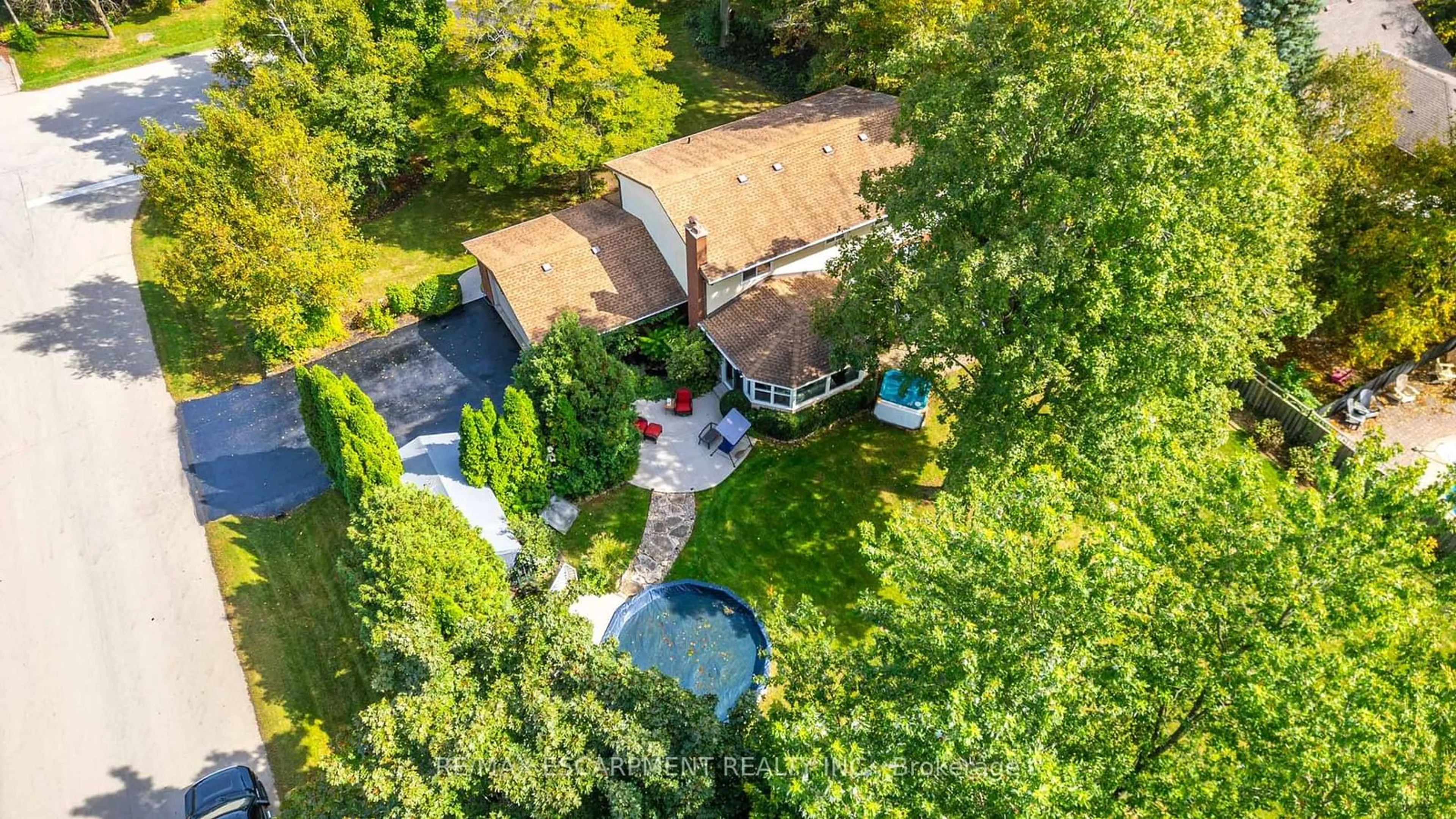 A pic from outside/outdoor area/front of a property/back of a property/a pic from drone, street for 26 Wildan Dr, Hamilton Ontario L8N 2Z7