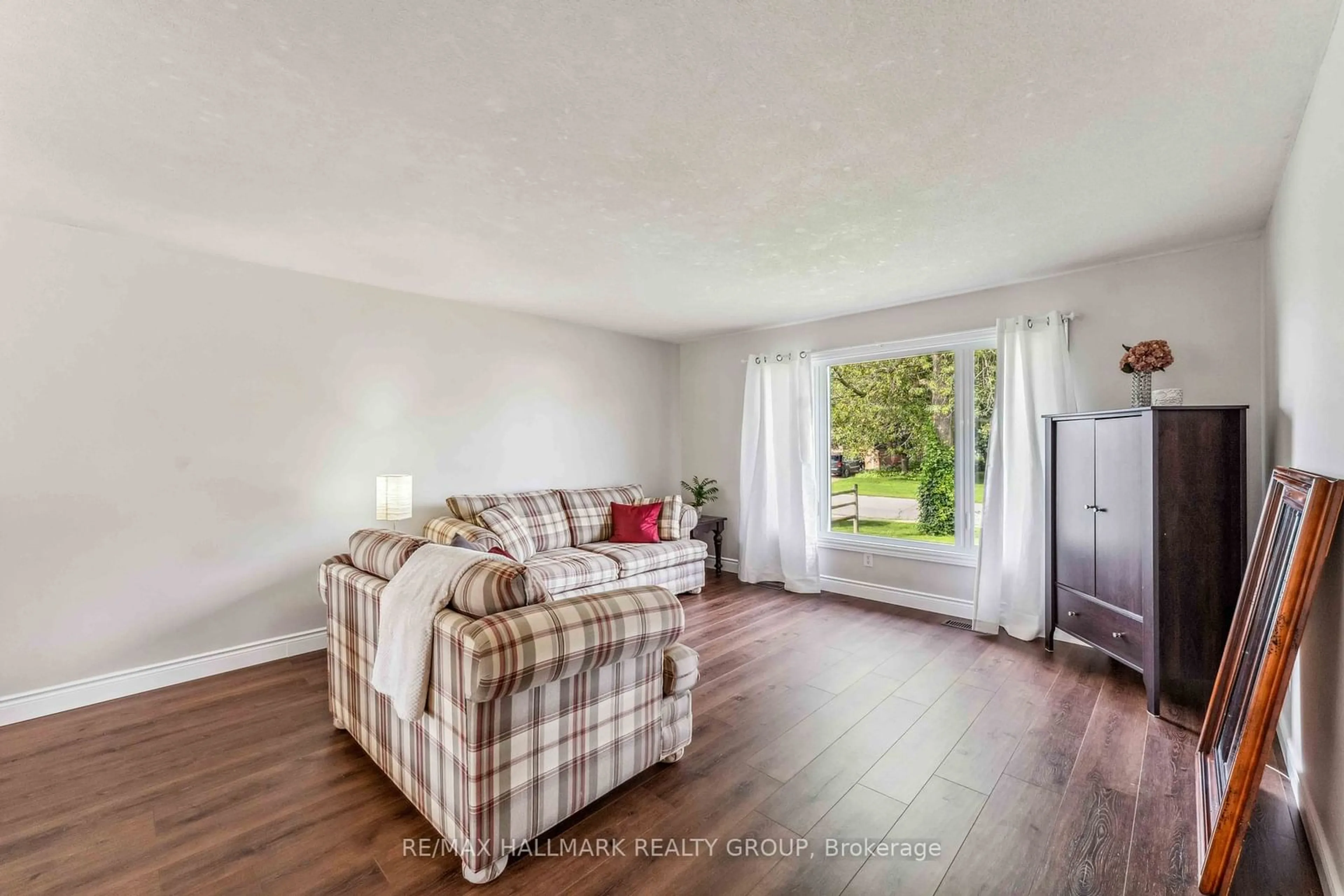 Living room with furniture, wood/laminate floor for 26 Fortune St, Stittsville - Munster - Richmond Ontario K0A 2Z0