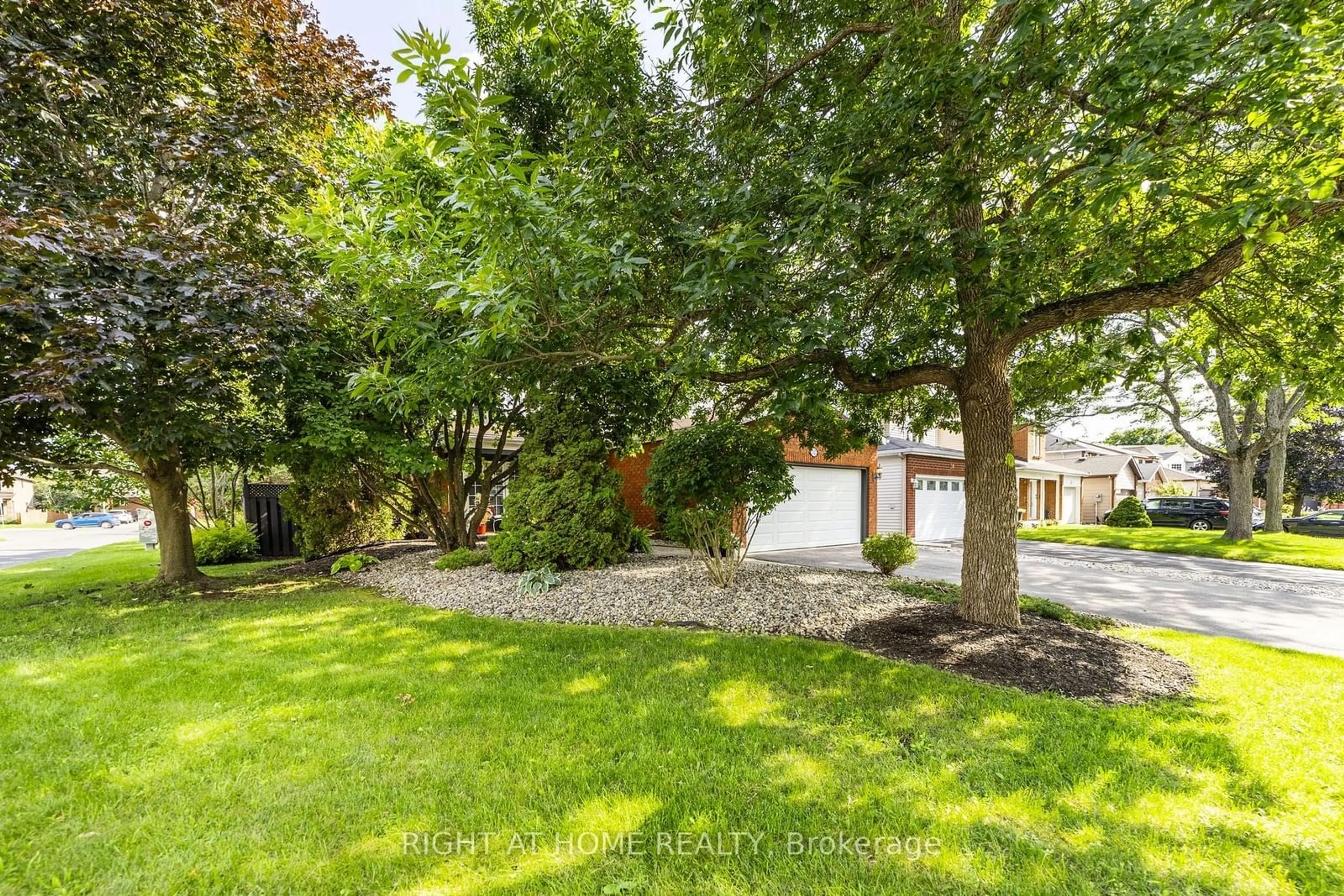 A pic from outside/outdoor area/front of a property/back of a property/a pic from drone, street for 32 Ellisson Way, Hunt Club - South Keys and Area Ontario K1G 4P6