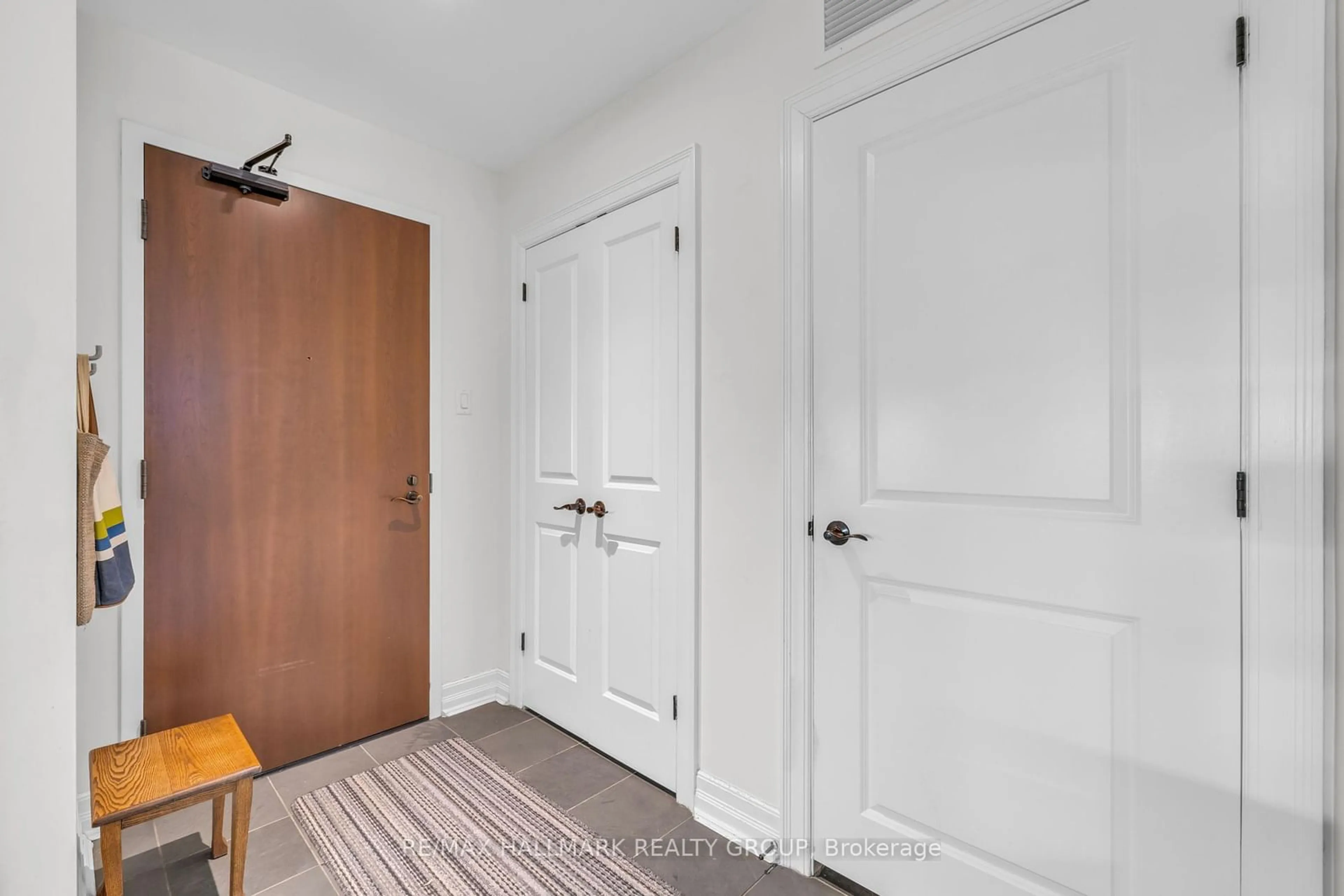 Indoor entryway for 320 Mcleod St #210, Ottawa Centre Ontario K2P 1A3