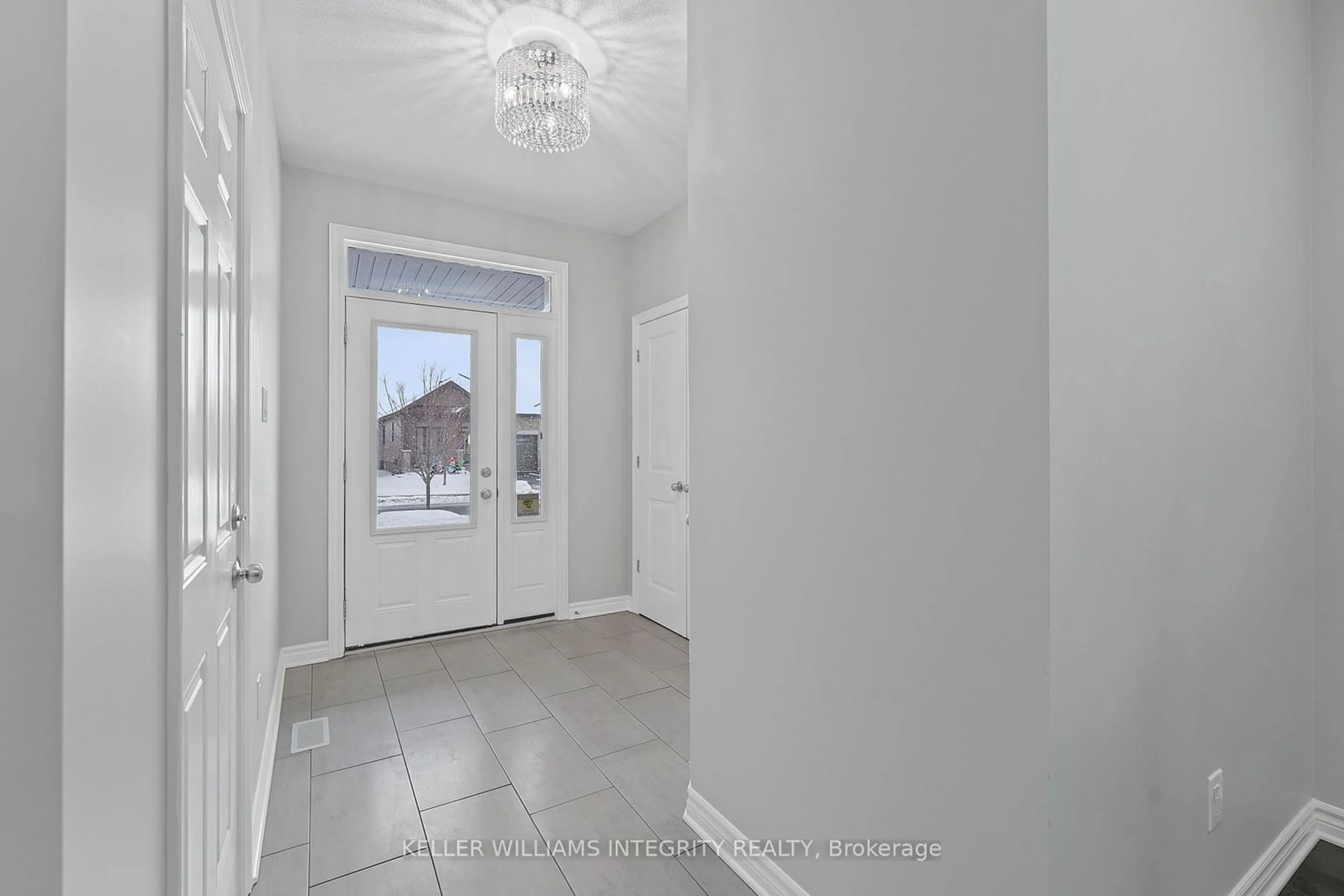 Indoor entryway for 696 Parade Dr, Stittsville - Munster - Richmond Ontario K2S 0X8