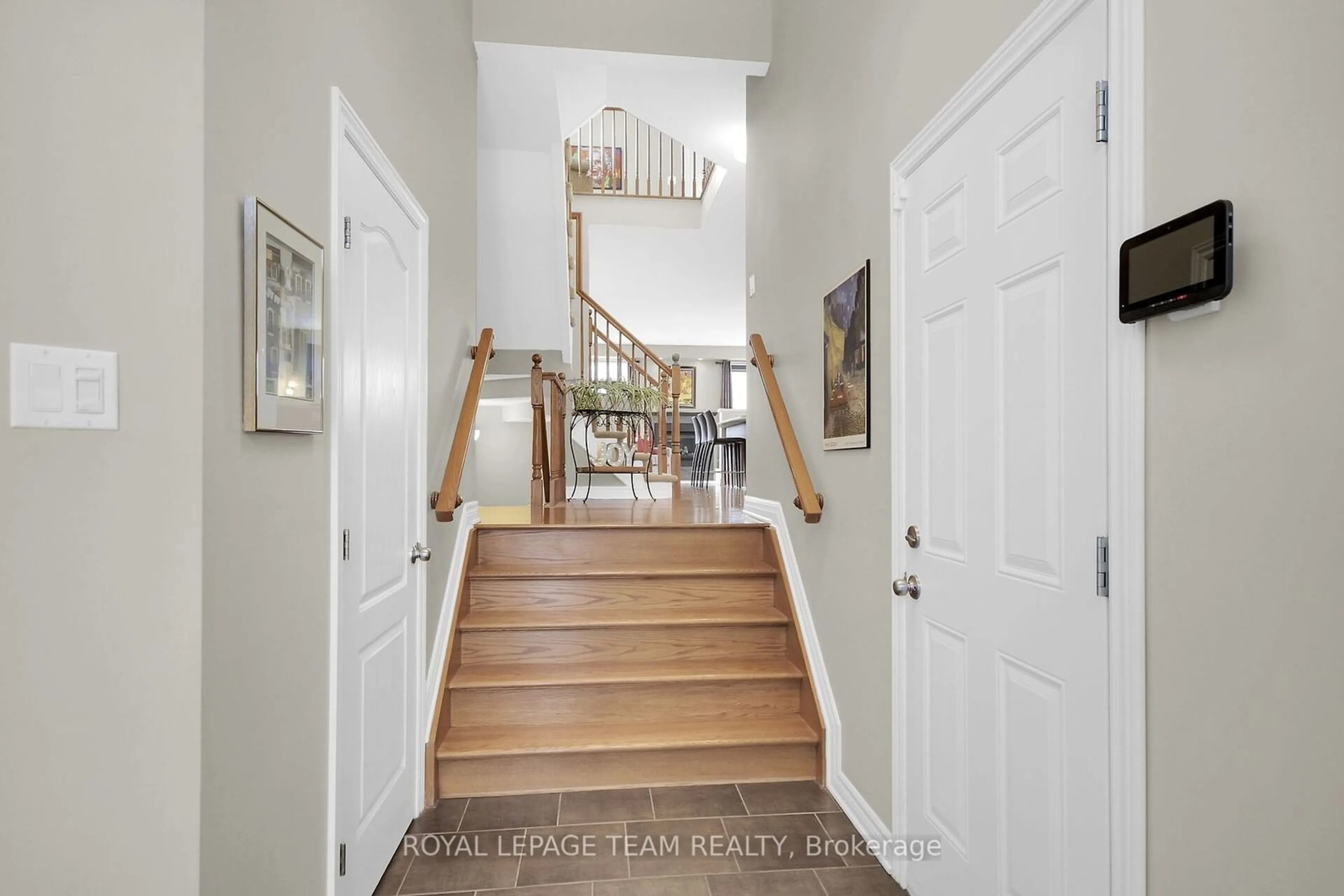 Indoor entryway for 209 Harthill Way, Barrhaven Ontario K2J 0P1