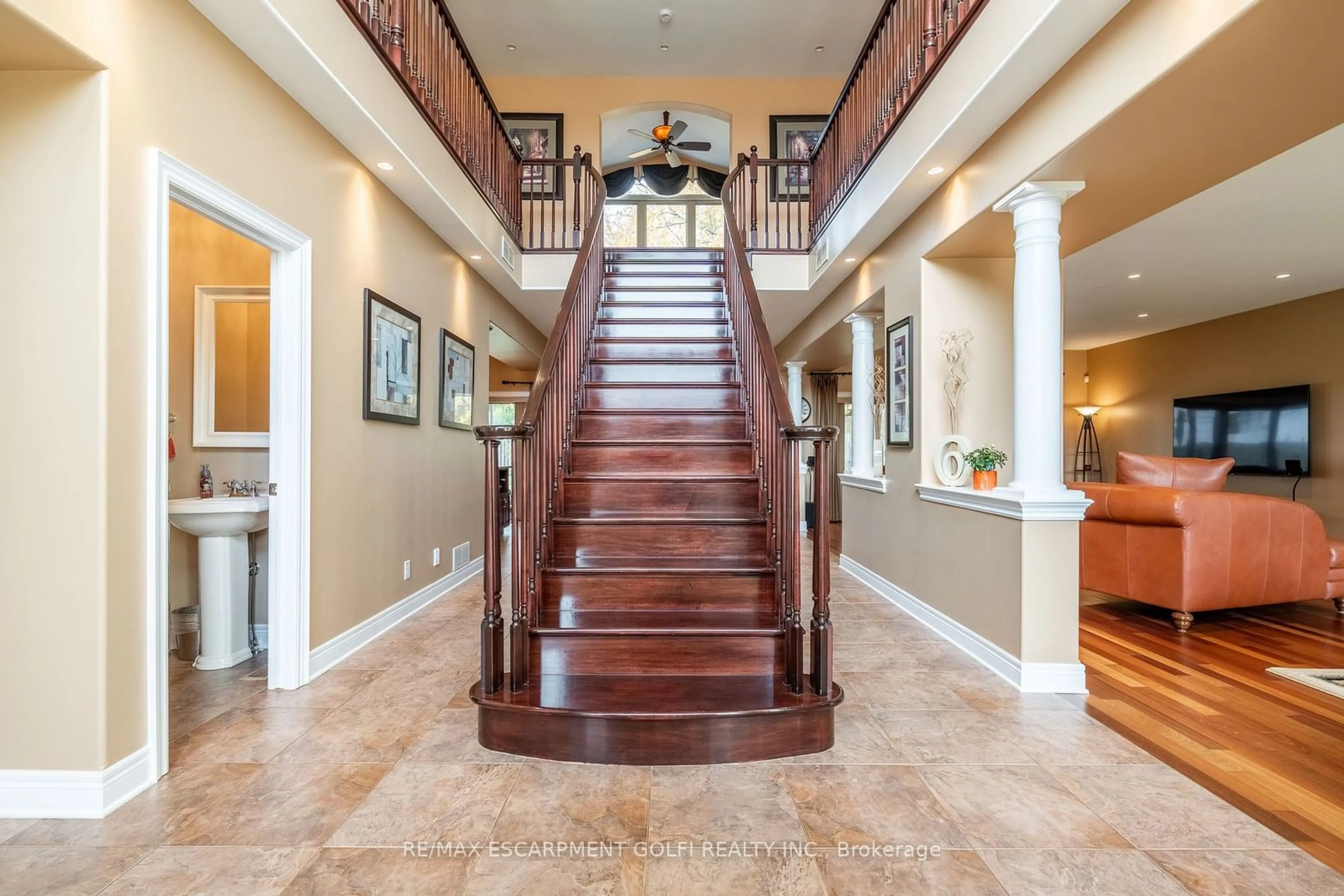 Indoor foyer for 8881 Joseph Crt, Niagara Falls Ontario L2H 3P1